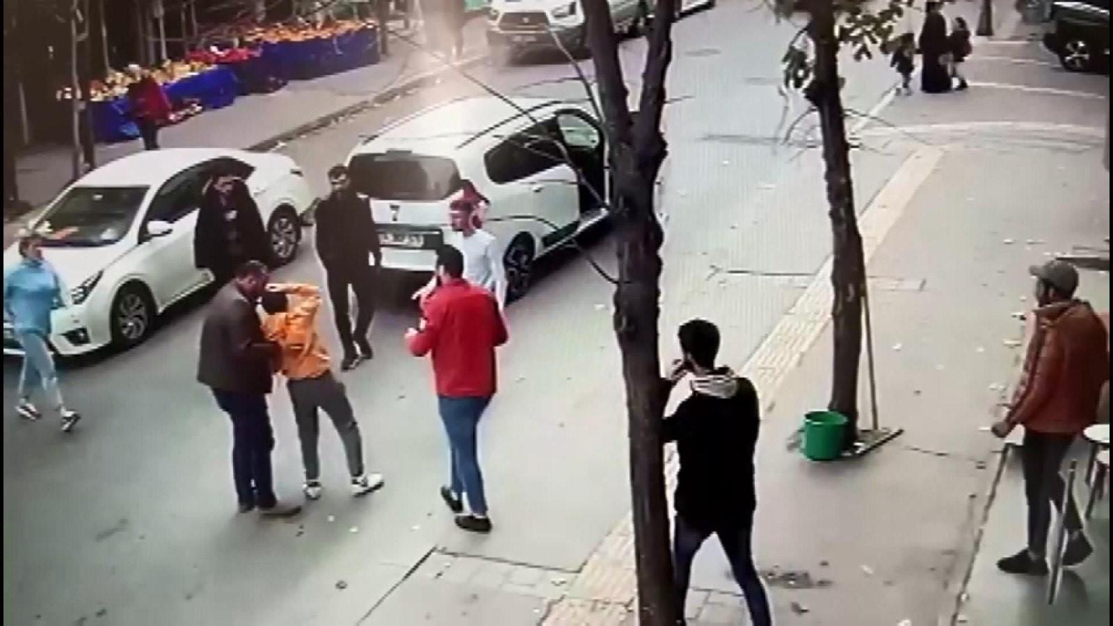 Esenyurtta 12 yaşındaki çocuğa otomobil çarptı; kaza anı kamerada