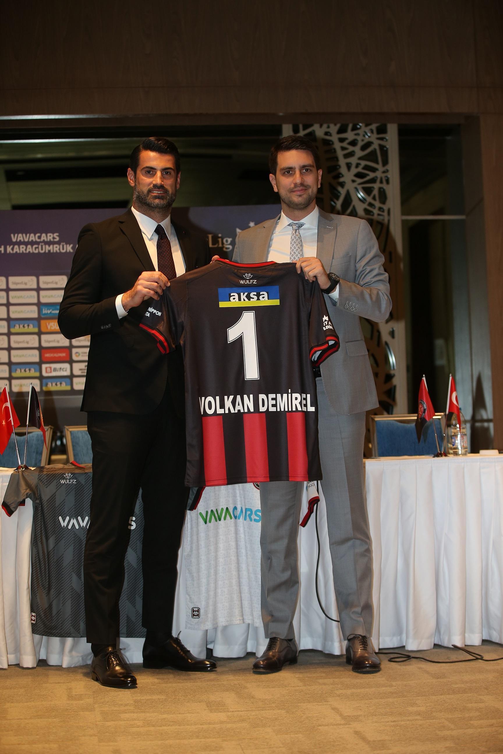 Fatih Karagümrük’te Volkan Demirel için imza töreni düzenlendi