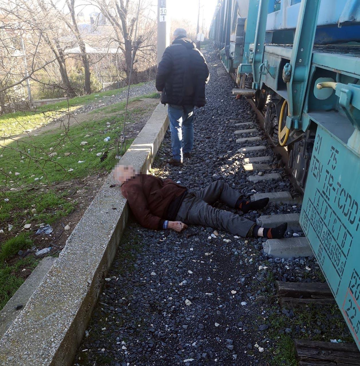 Rayda yürürken yük treni çarptı; 2 makinist gözaltında