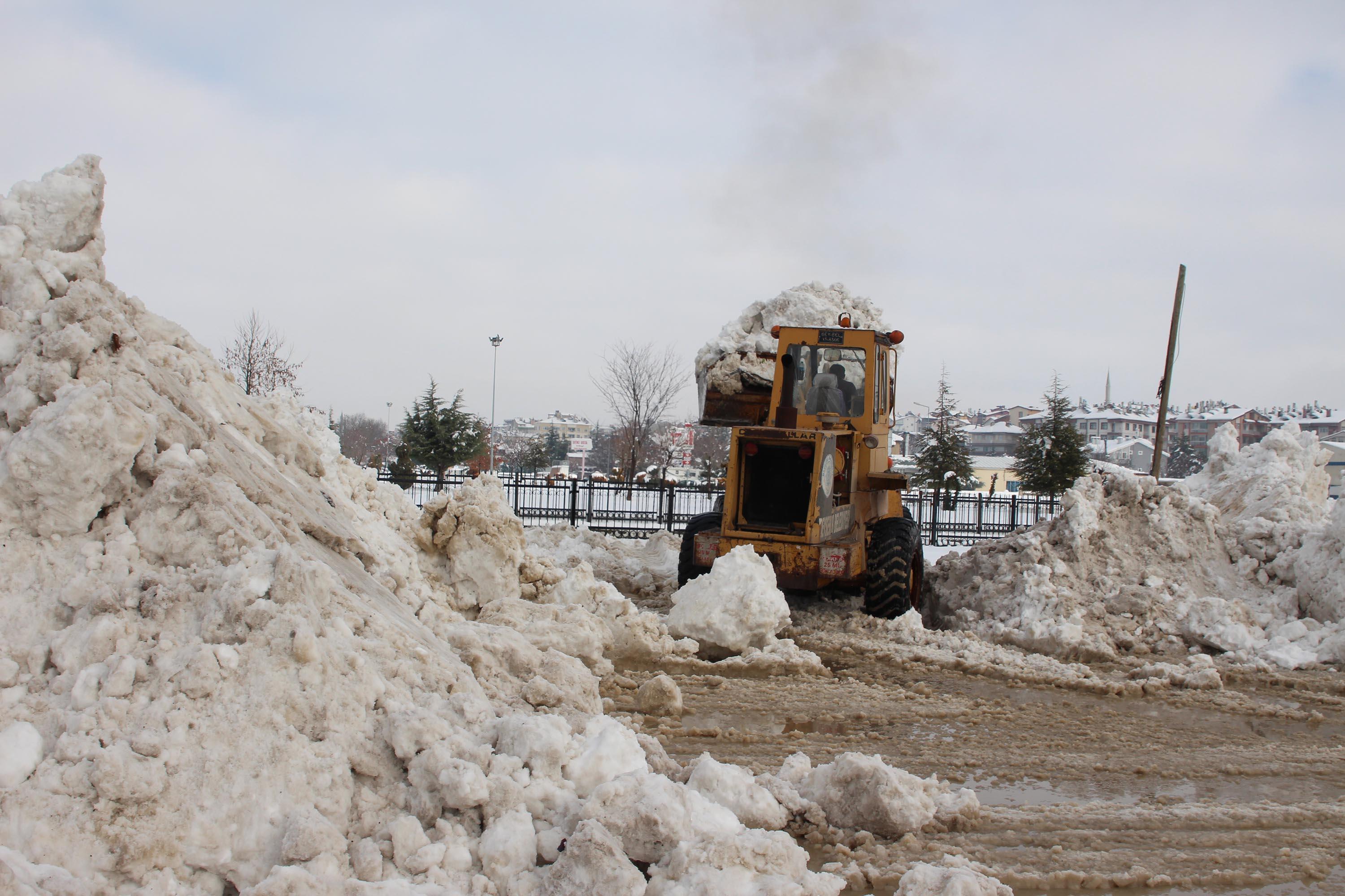 Suyu çekilen Beyşehir Gölüne kamyonlarla kar döküldü
