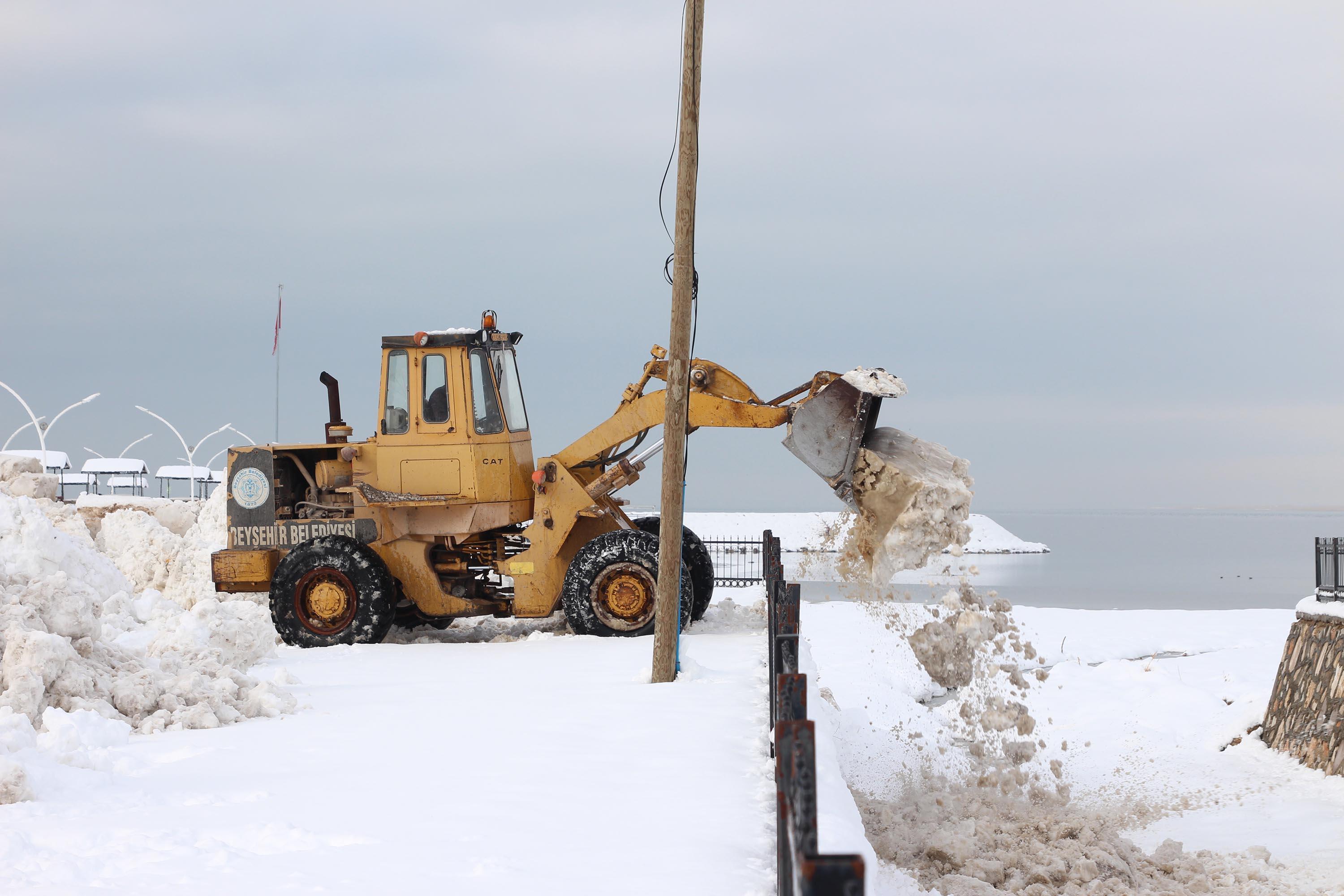 Suyu çekilen Beyşehir Gölüne kamyonlarla kar döküldü