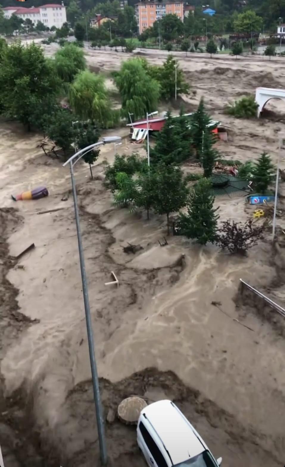 Sel sırasında Ezine Çayı Bozkurt’u böyle yuttu