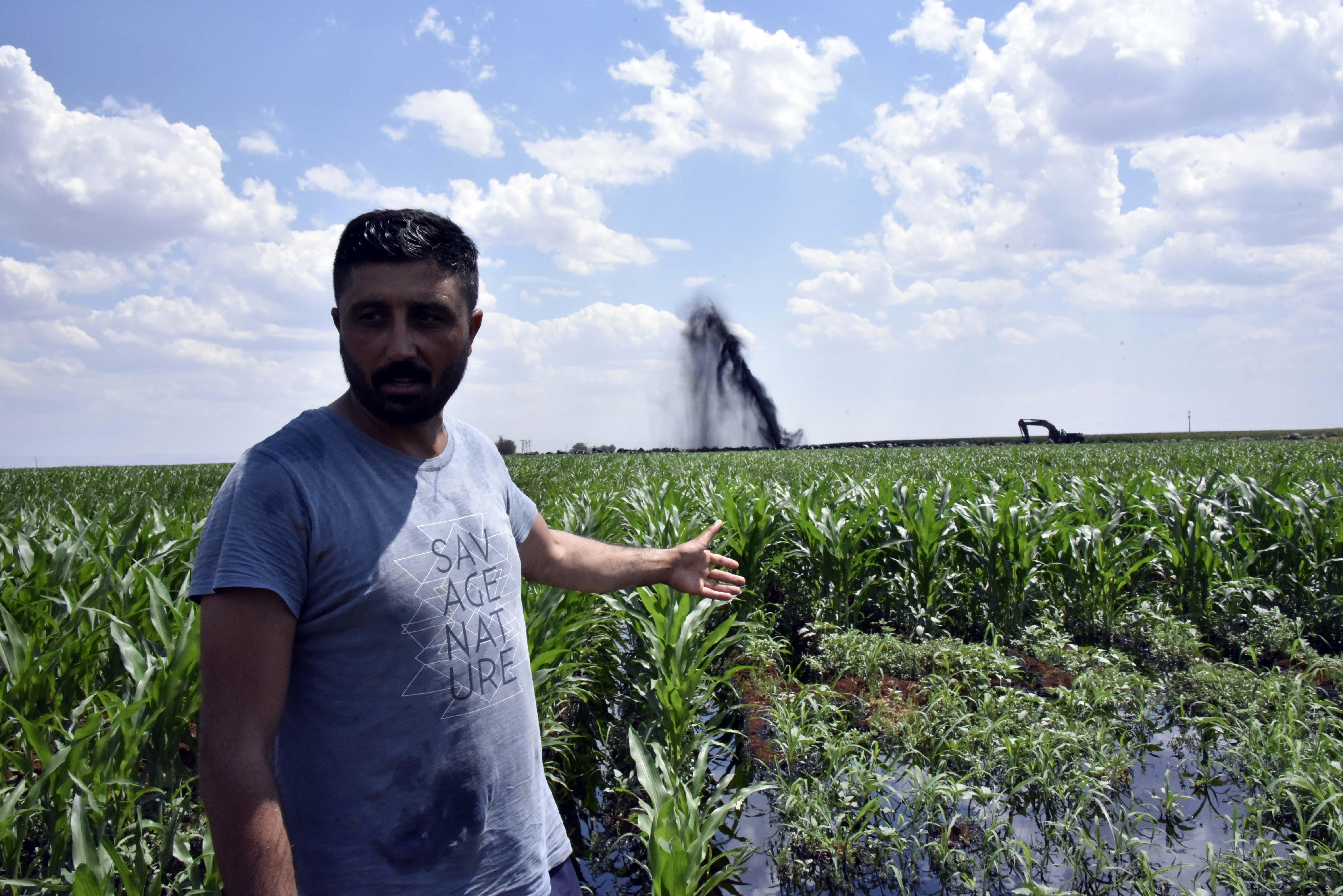 Şanlıurfada boru hattı delindi; ham petrol metrelerce fışkırdı