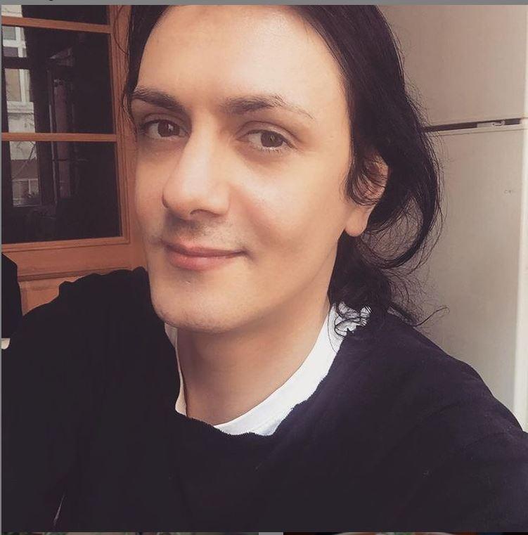 A tranny katta tasmali bilan becerdin oladi