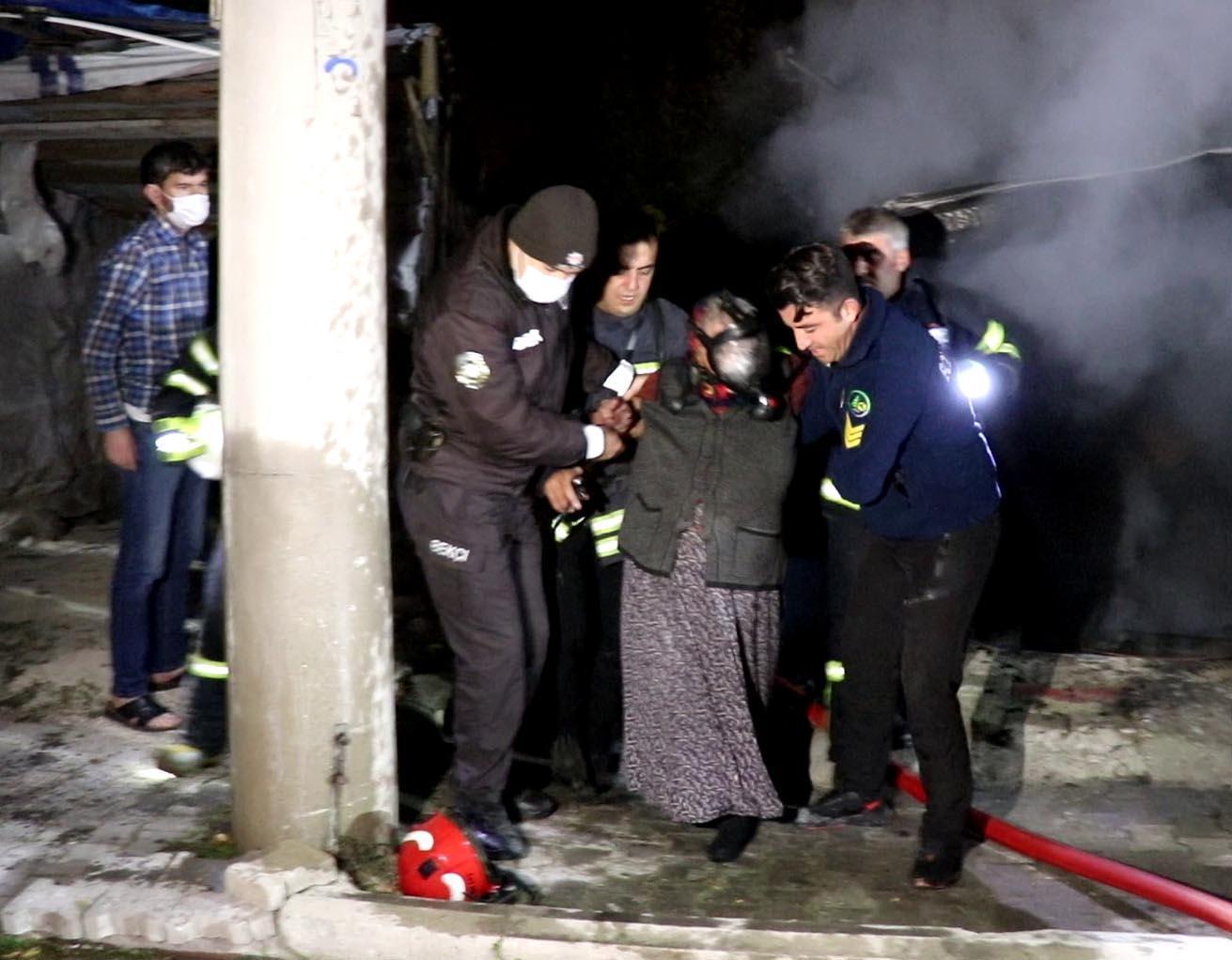 Yangında evden çıkamayan kadını itfaiye kurtardı