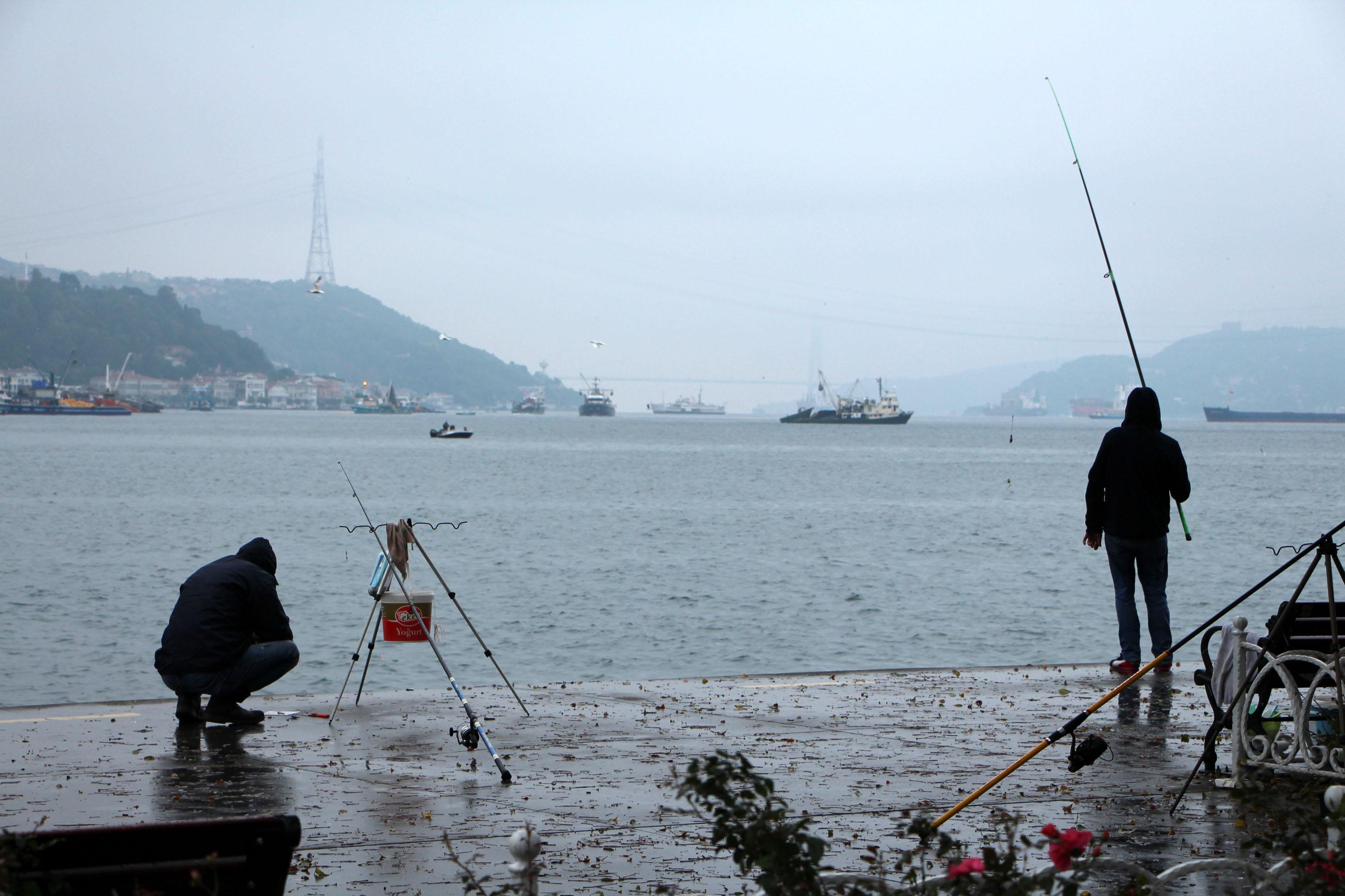 İstanbul Boğazında kıyıya yakın avlanılan tekneler, olta balıkçılarını isyan ettirdi
