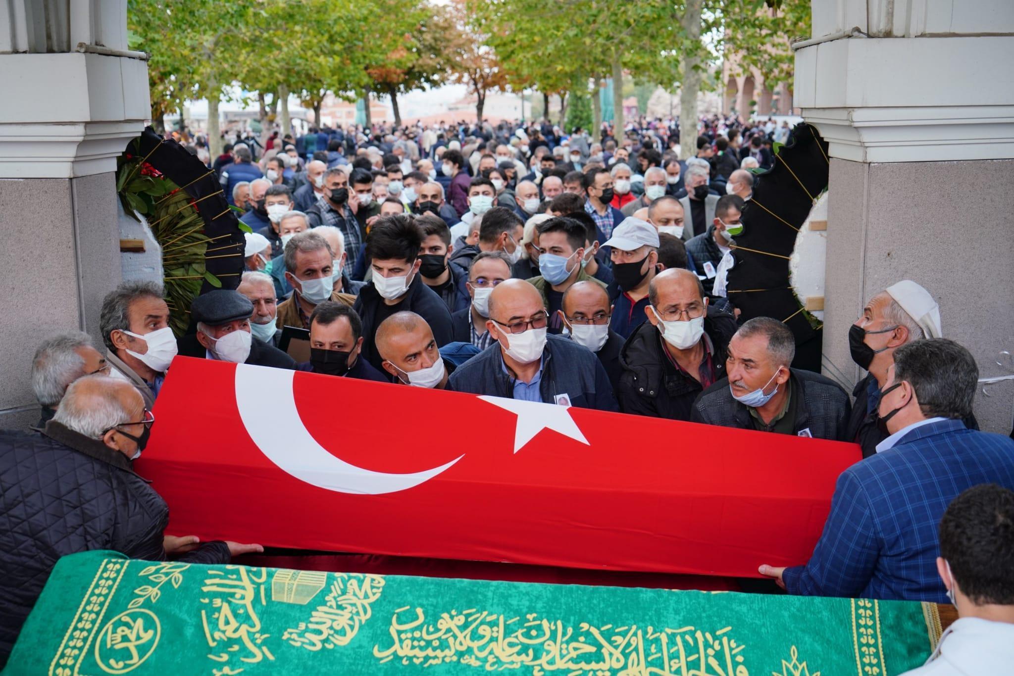 Kazada hayatını kaybeden emekli emniyet müdürü ile oğlu toprağa verildi