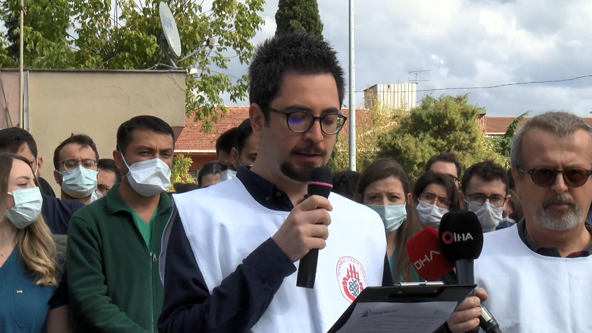 İstanbul Üniversitesi Tıp Fakültesi önünde Rümeysa Şen için eylem