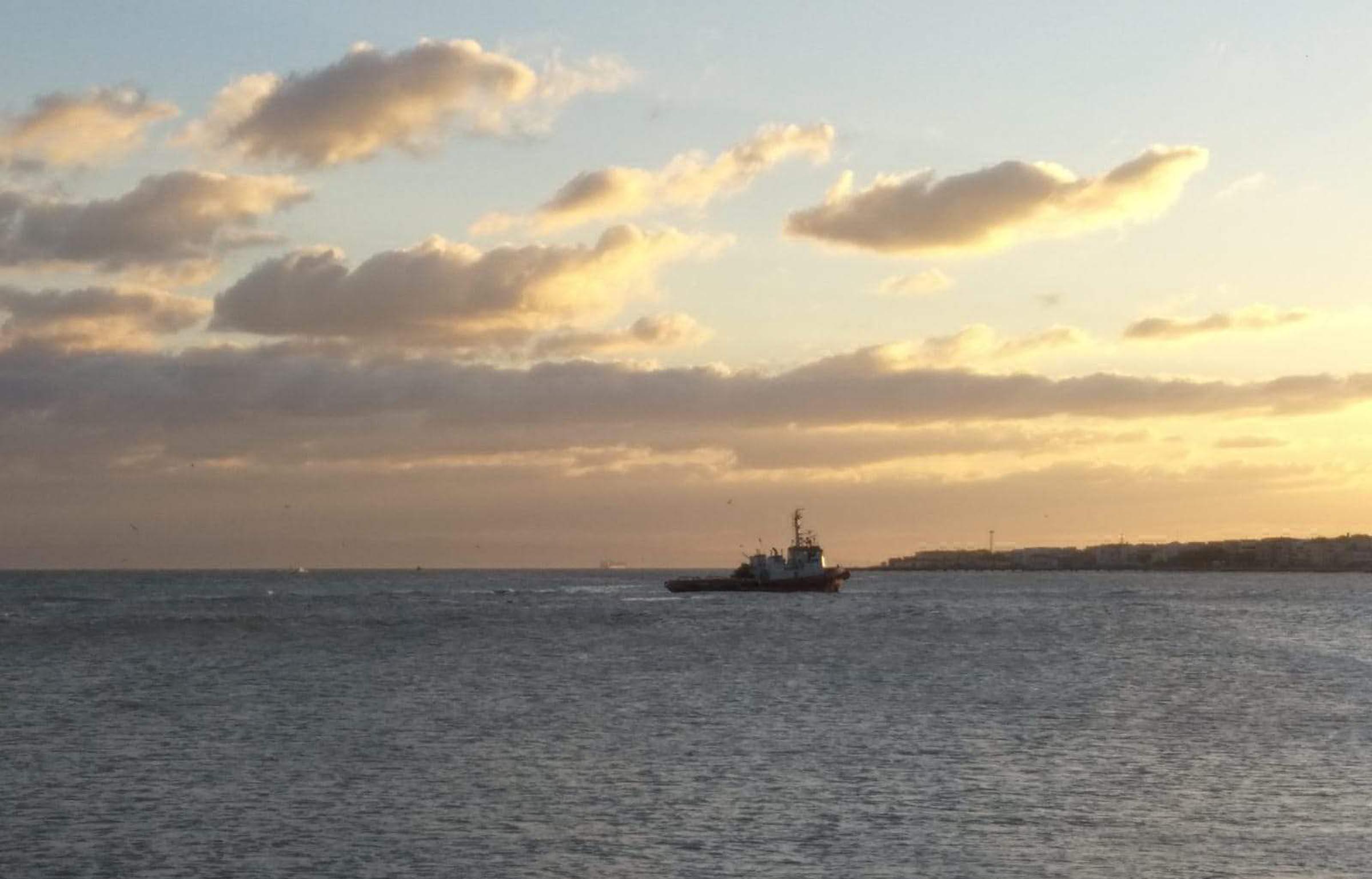 Marmara Denizinde karaya oturan römorköre yardıma giden bot alabora oldu: 1 ölü, 1 kayıp