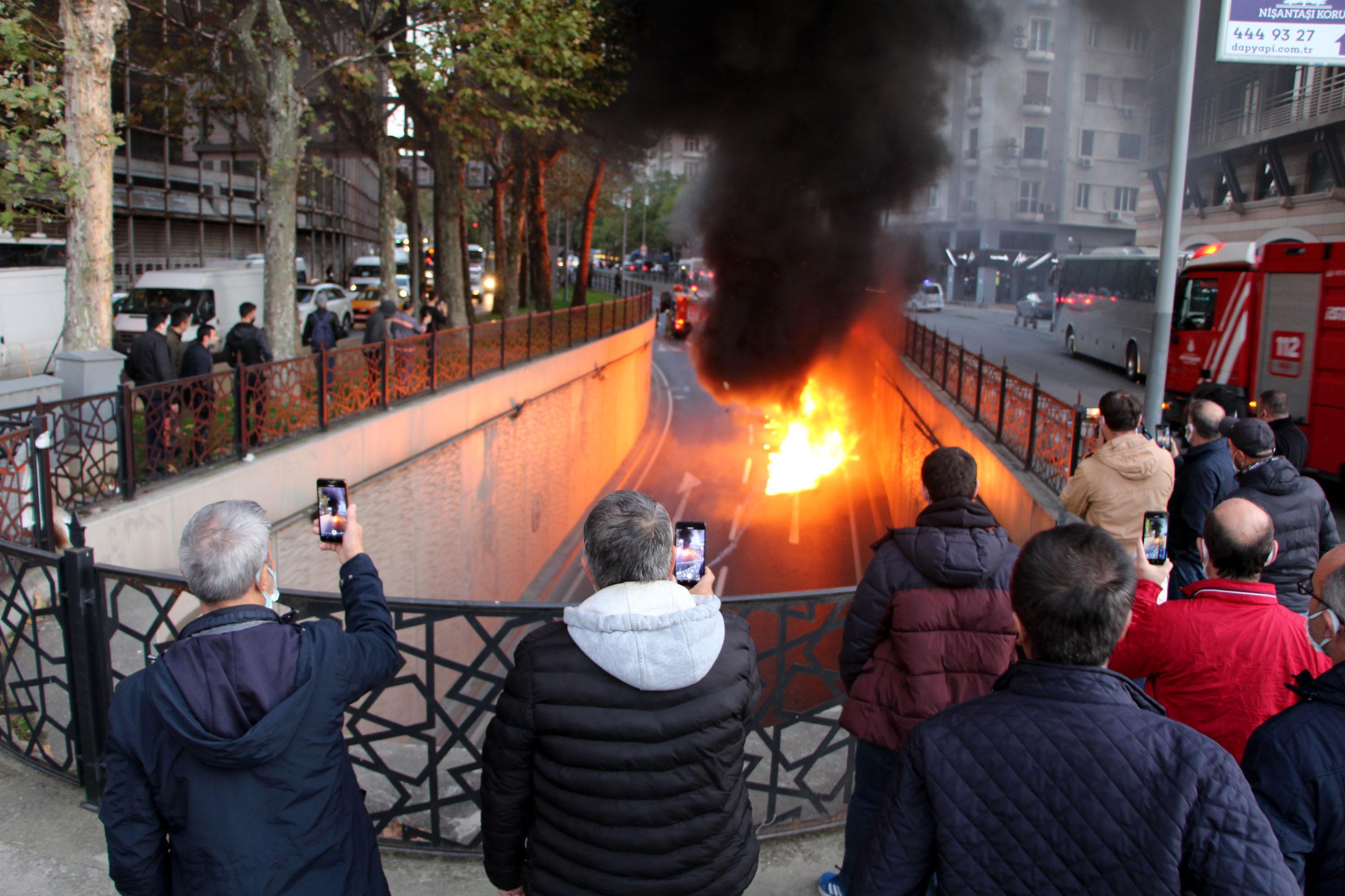 Şişlide servis minibüsü alev alev yandı