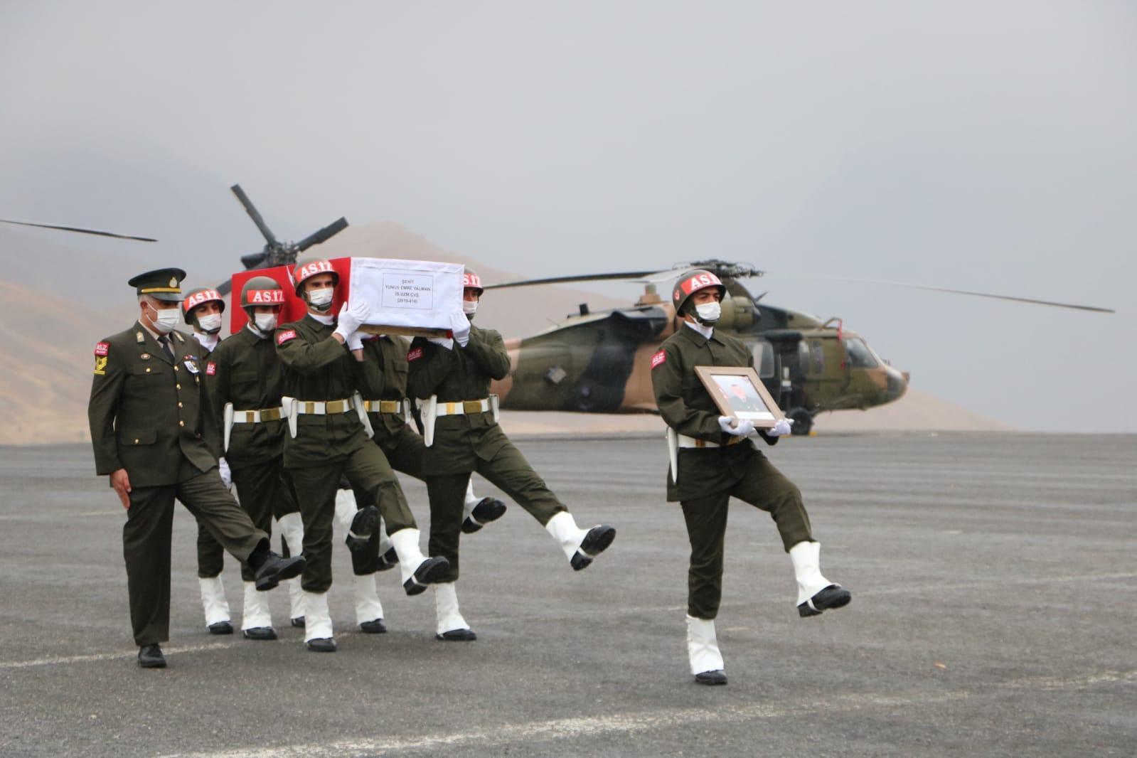 Şehit uzman çavuş için Hakkaride uğurlama töreni