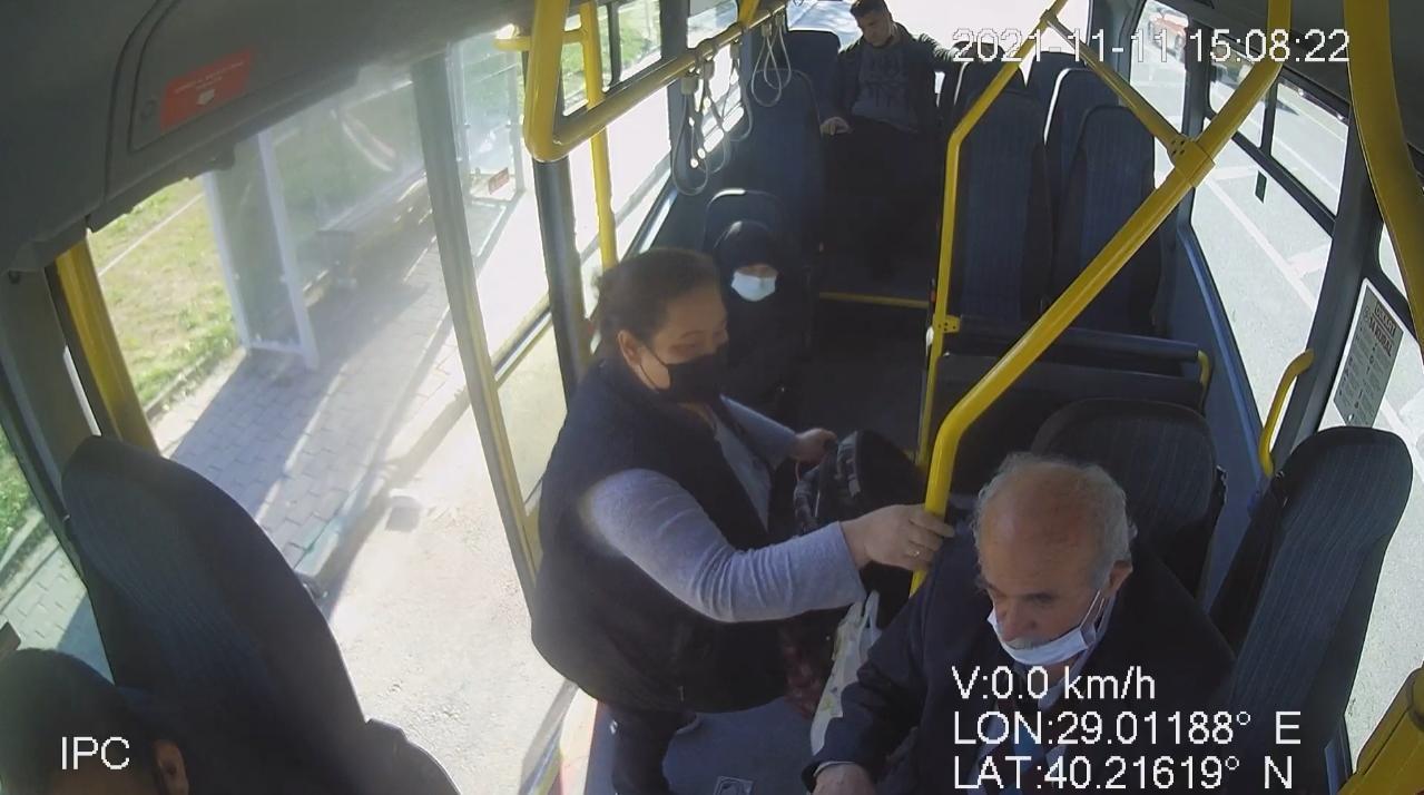 Şoför, engelli çocuk ile annesini halk otobüsüne almadı