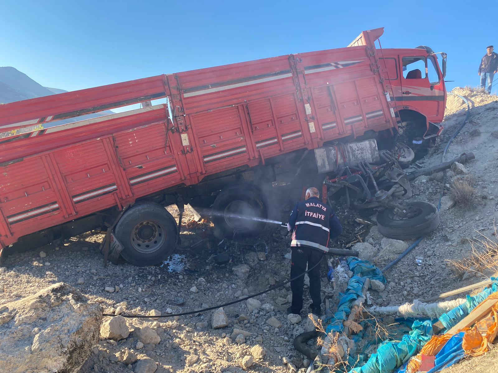 Freni boşalan kamyon girdiği kaçış rampasında devrildi: 2 yaralı
