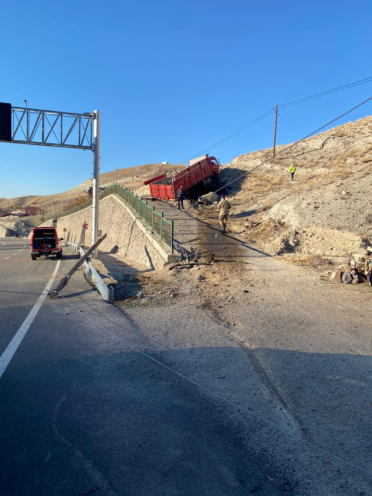 Freni boşalan kamyon girdiği kaçış rampasında devrildi: 2 yaralı