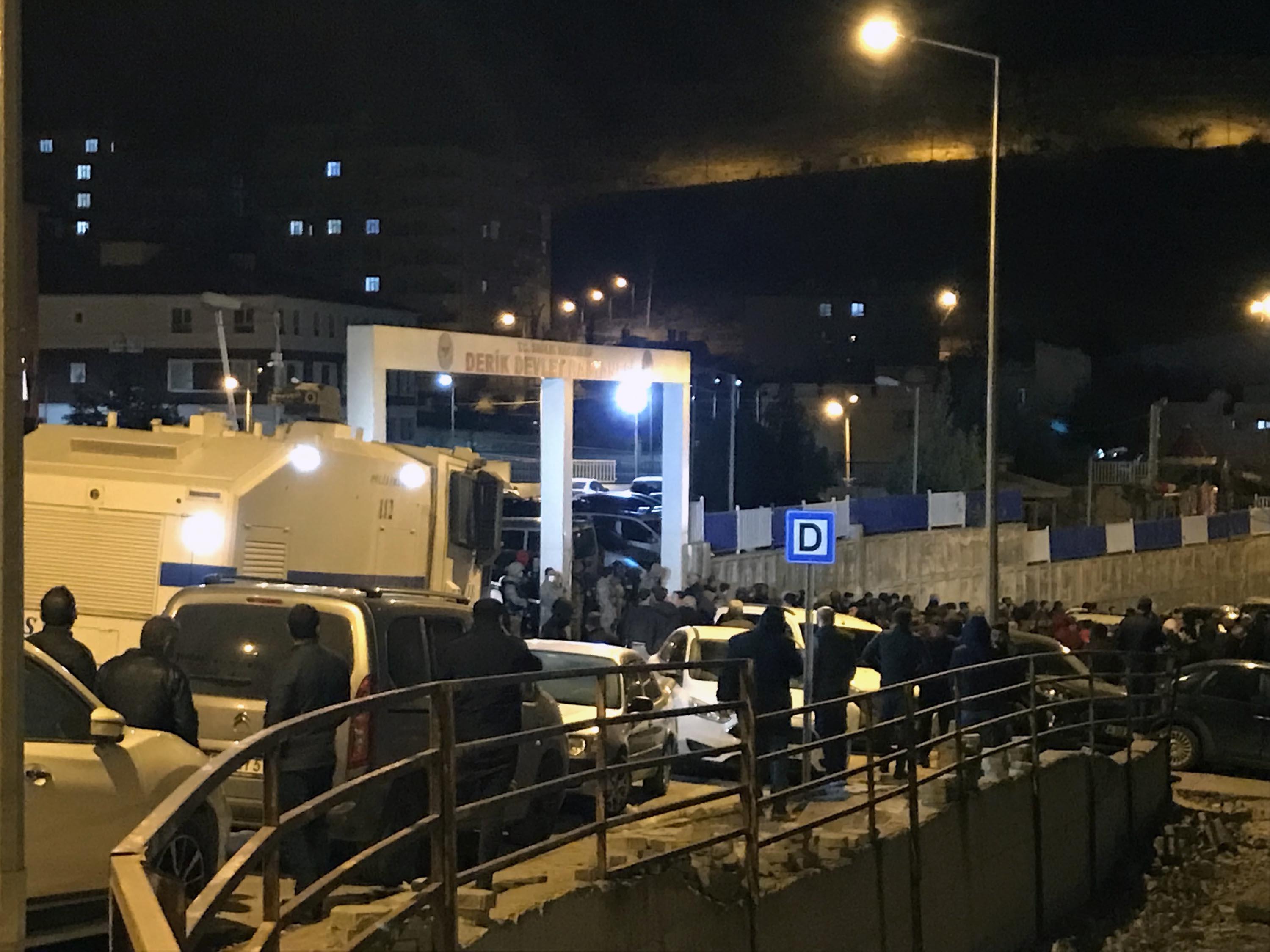 Derik’te park halindeki askeri araca çarpan sürücü öldü, 2 kişi yaralandı