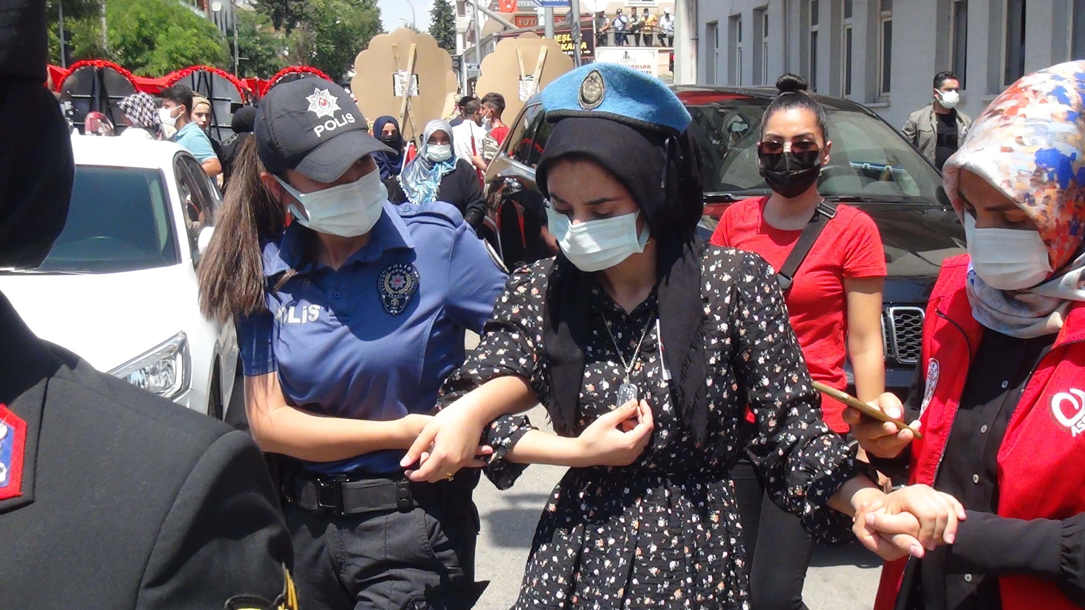 Şehit uzman çavuşu ablası üniforması, nişanlısı beresiyle son yolculuğuna uğurladı