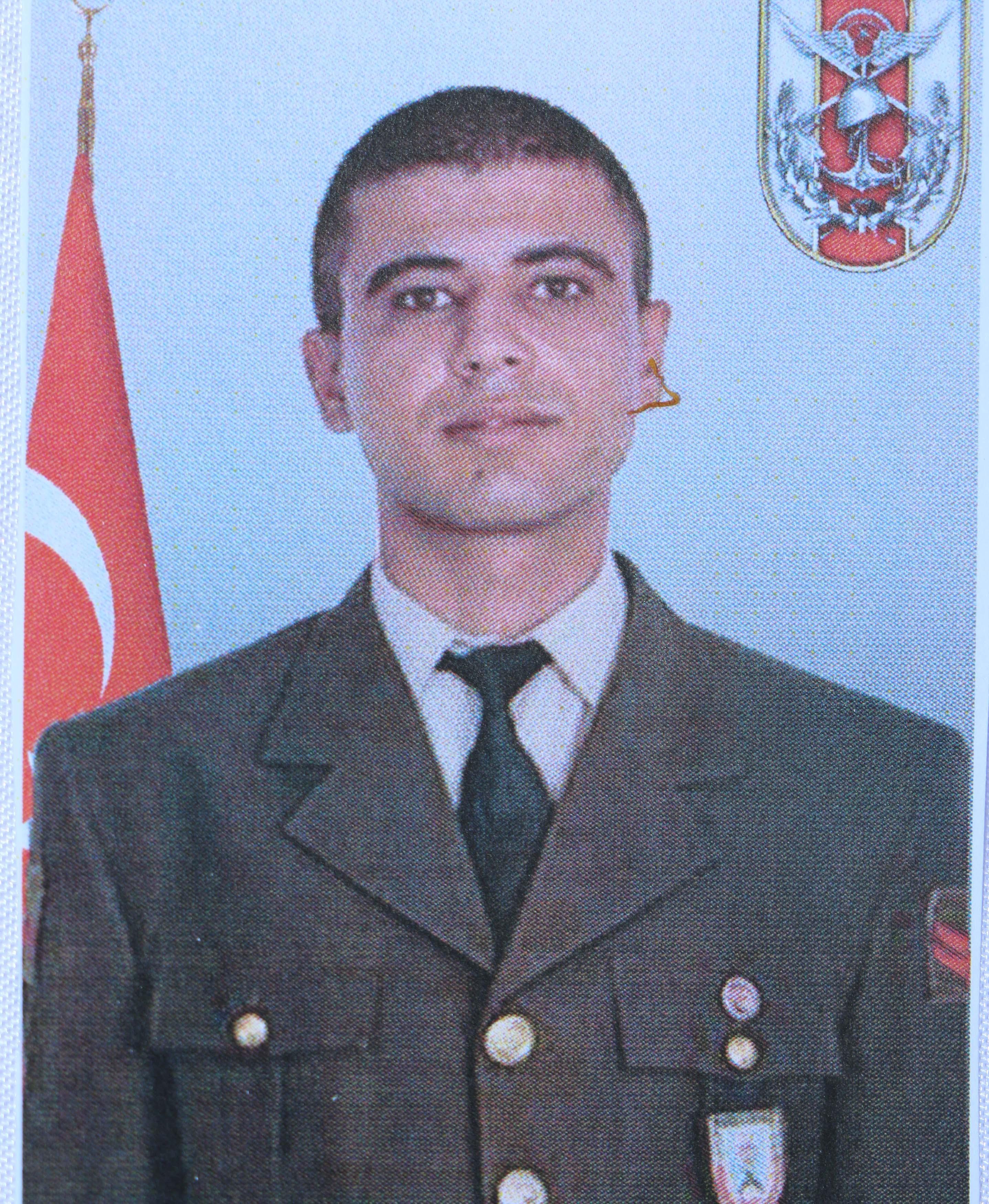 Şehit uzman çavuşu ablası üniforması, nişanlısı beresiyle son yolculuğuna uğurladı