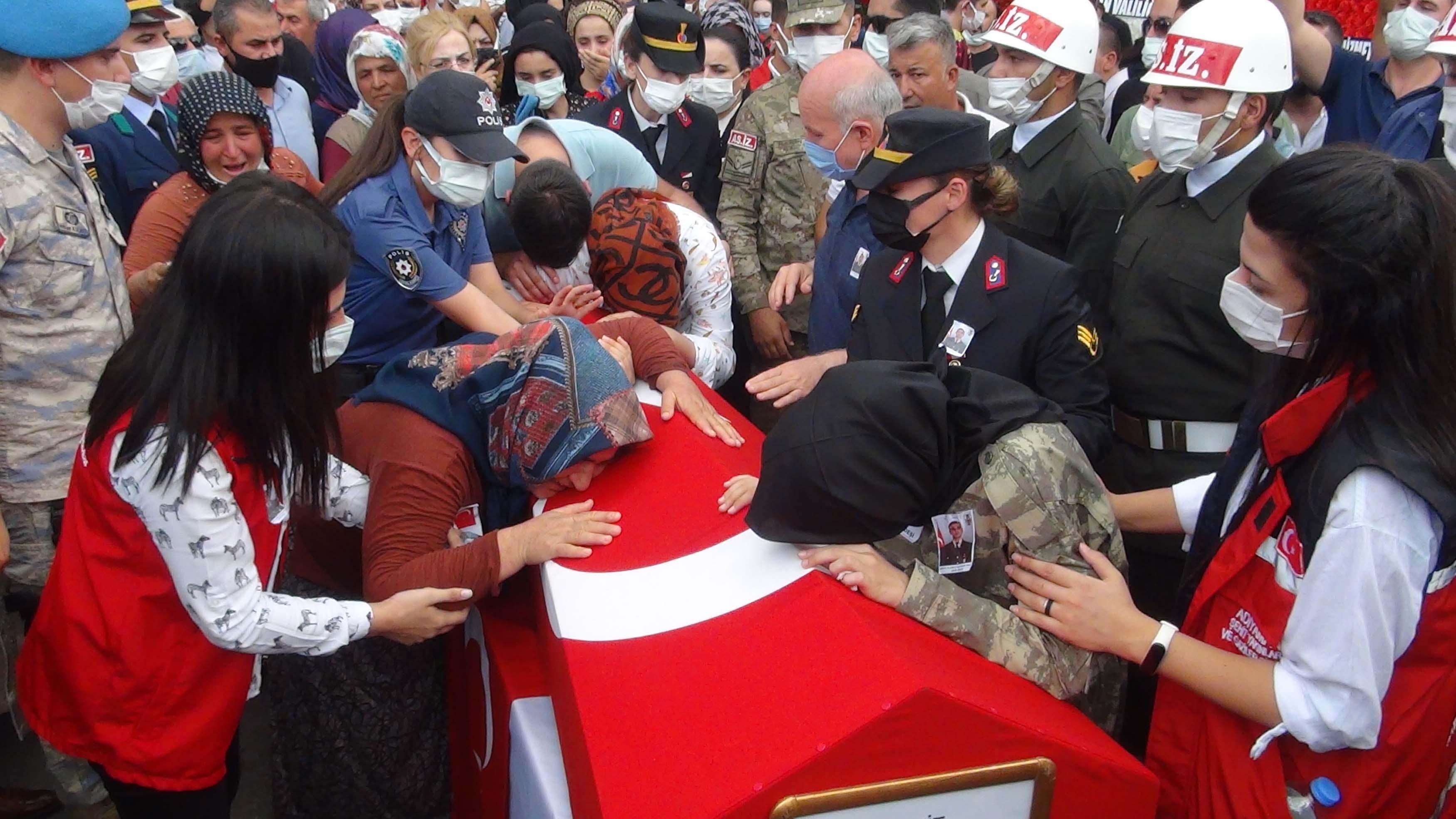 Şehit uzman çavuşu ablası üniforması, nişanlısı beresiyle son yolculuğuna uğurladı