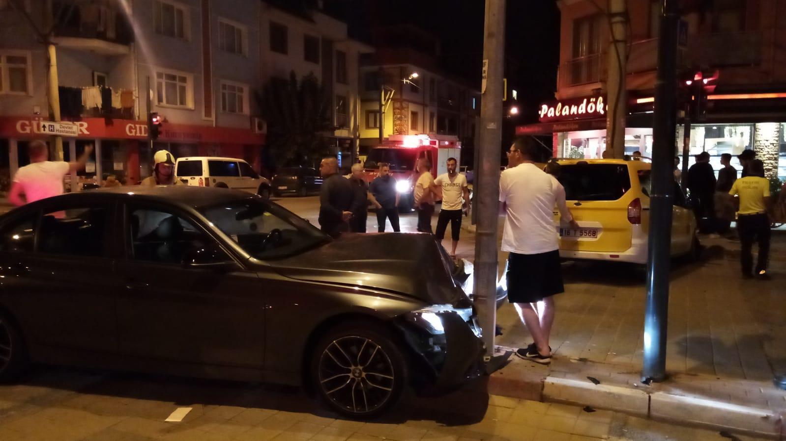 Taksi ve otomobil çarpıştı, araçlarda sıkışan 2 sürücü yaralandı