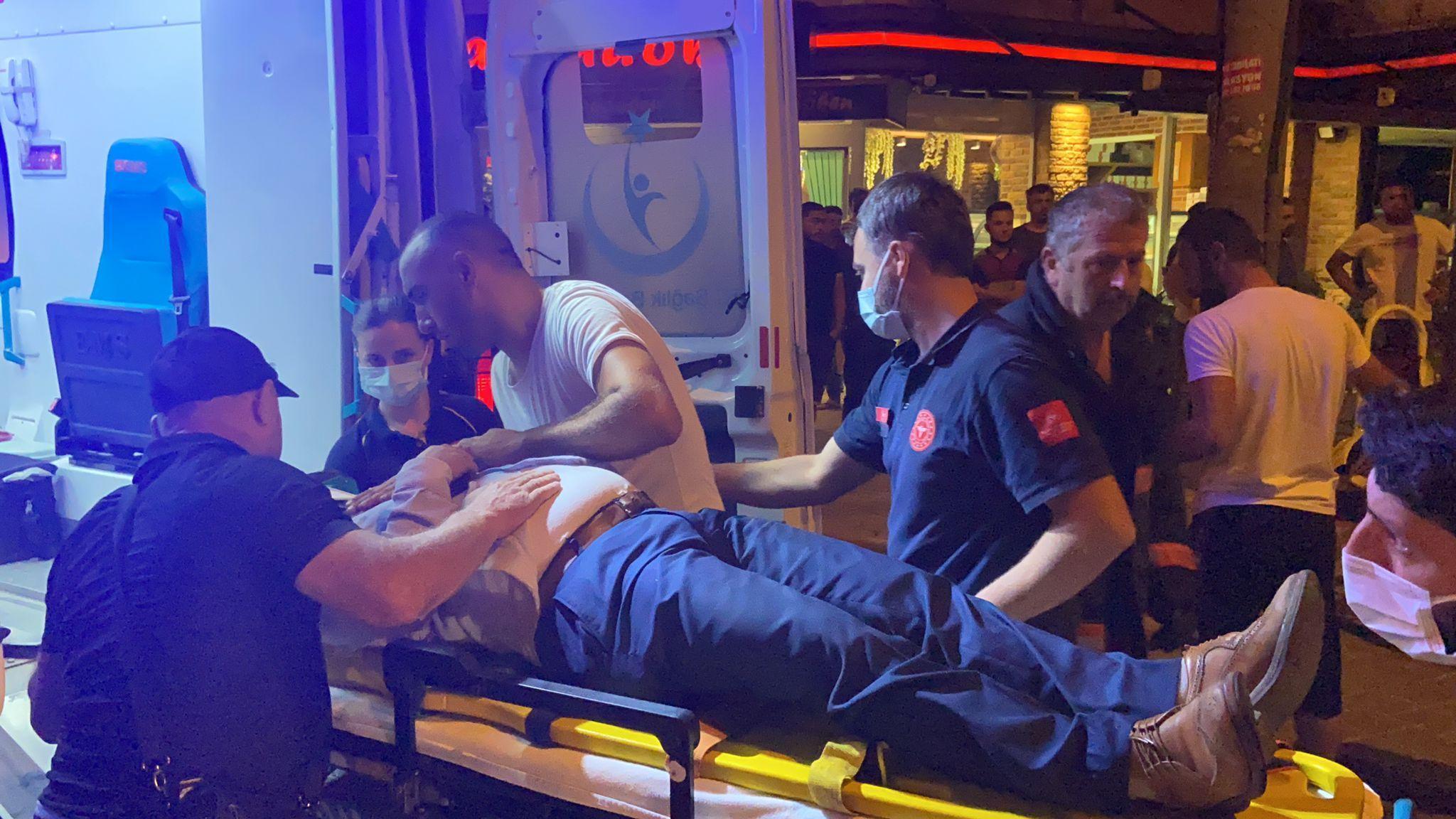 Taksi ve otomobil çarpıştı, araçlarda sıkışan 2 sürücü yaralandı