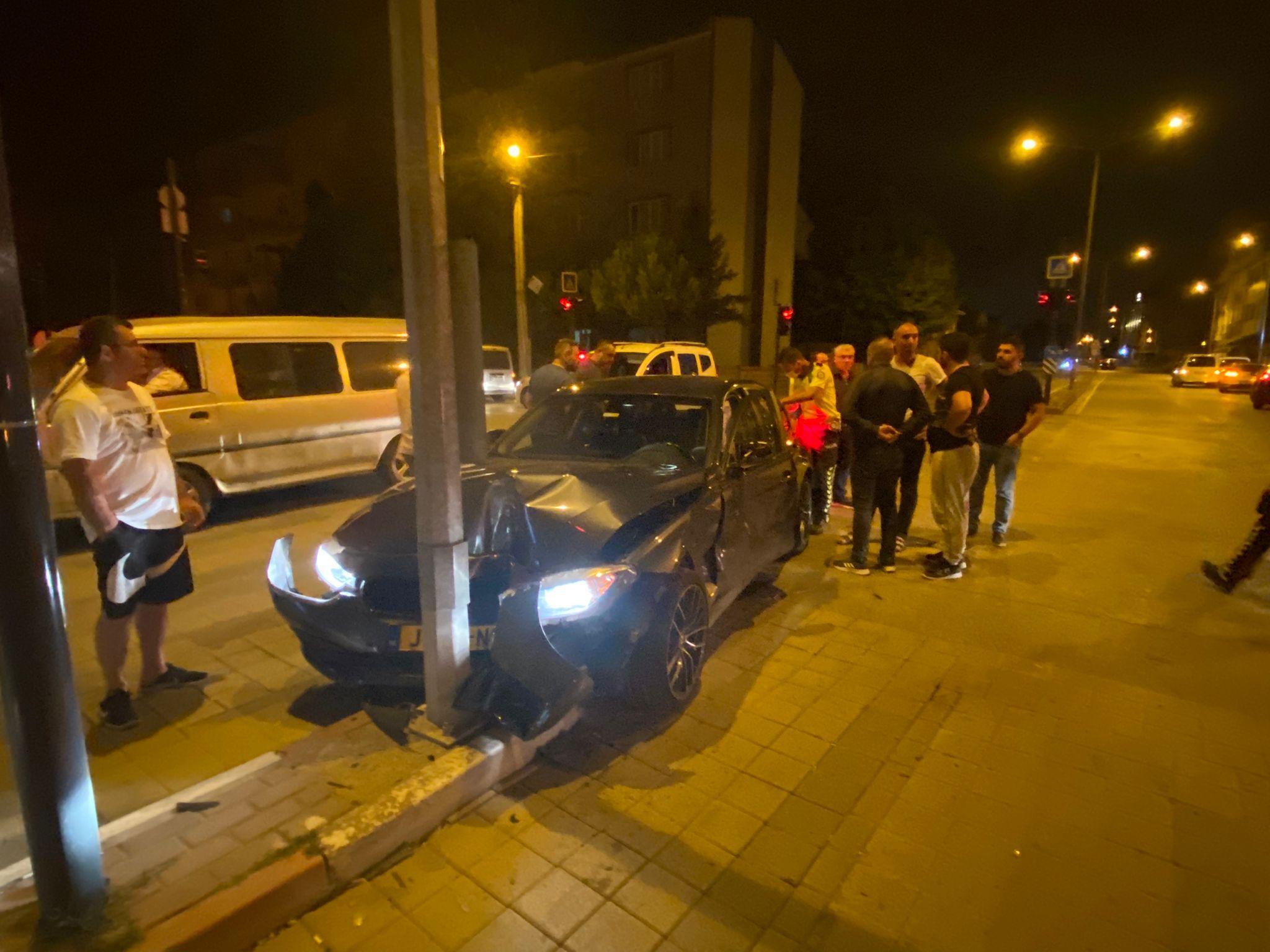 Taksi ve otomobil çarpıştı, araçlarda sıkışan 2 sürücü yaralandı