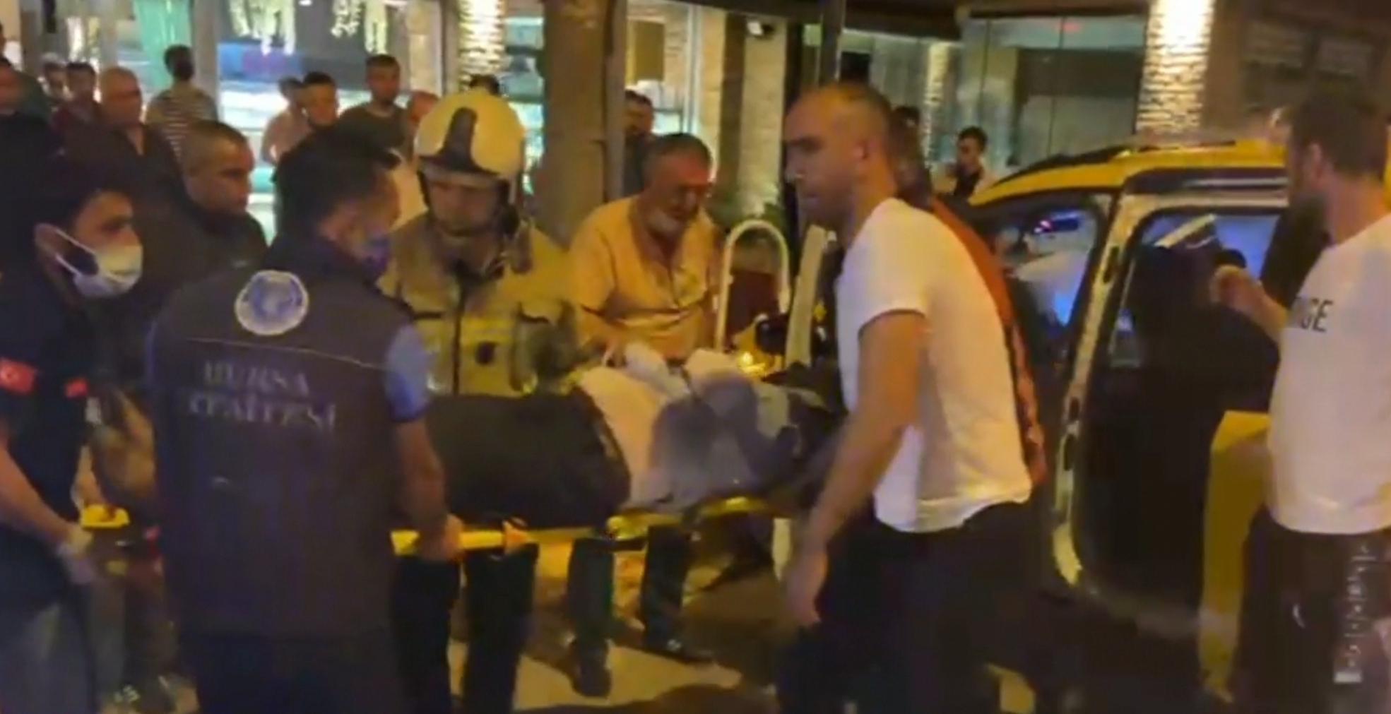 Taksi ve otomobil çarpıştı, araçlarda sıkışan 2 sürücü yaralandı