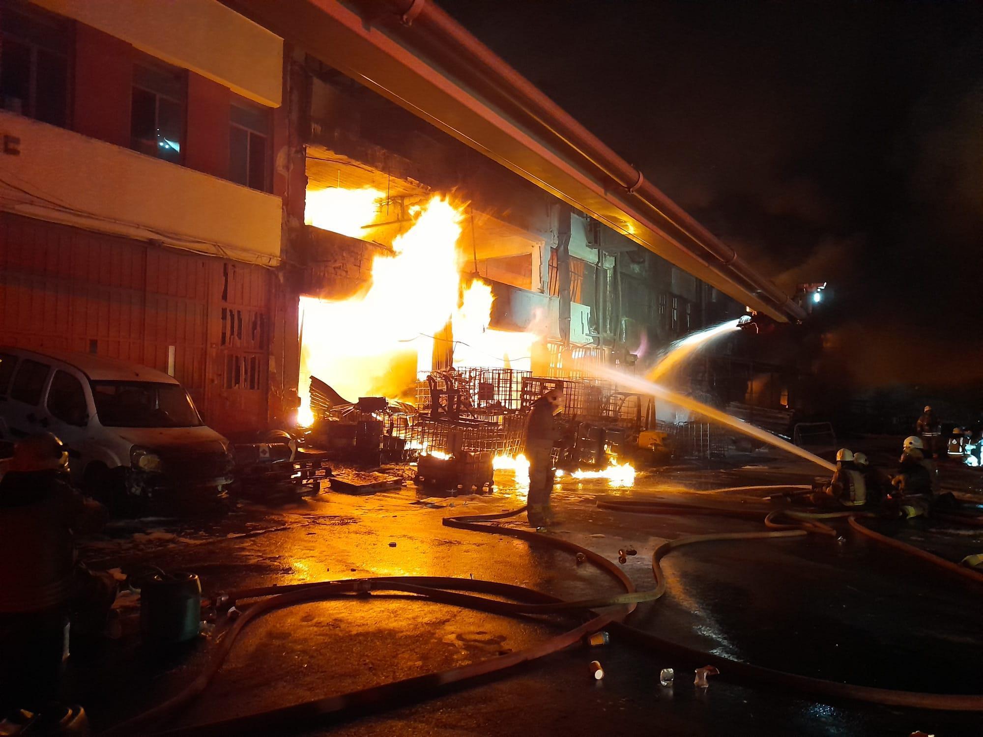 İkitelli Çevre Sanayi Sitesinde yangın; 1 yaralı