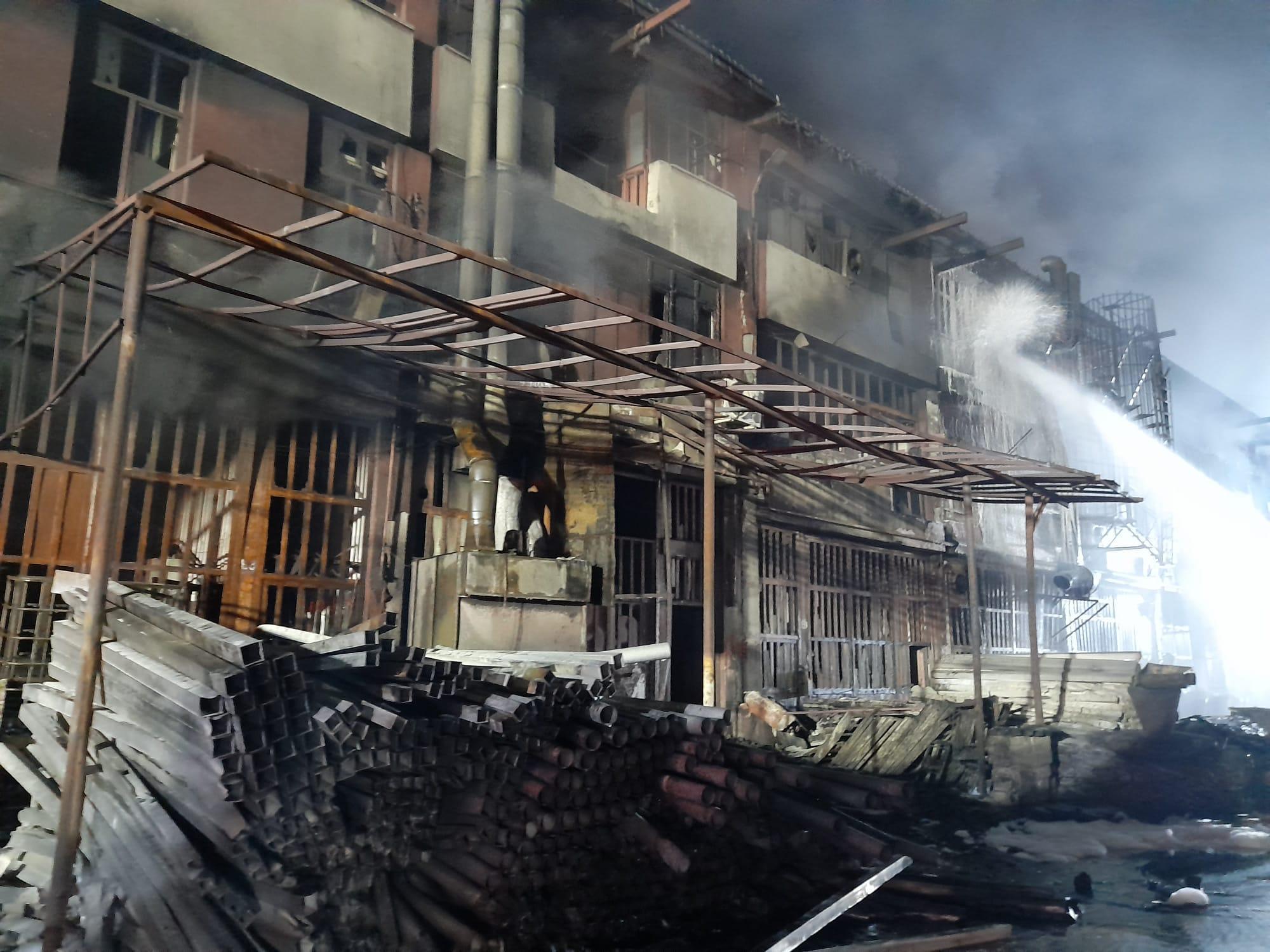 İkitelli Çevre Sanayi Sitesinde çıkan yangın 8 saat sonra söndürüldü