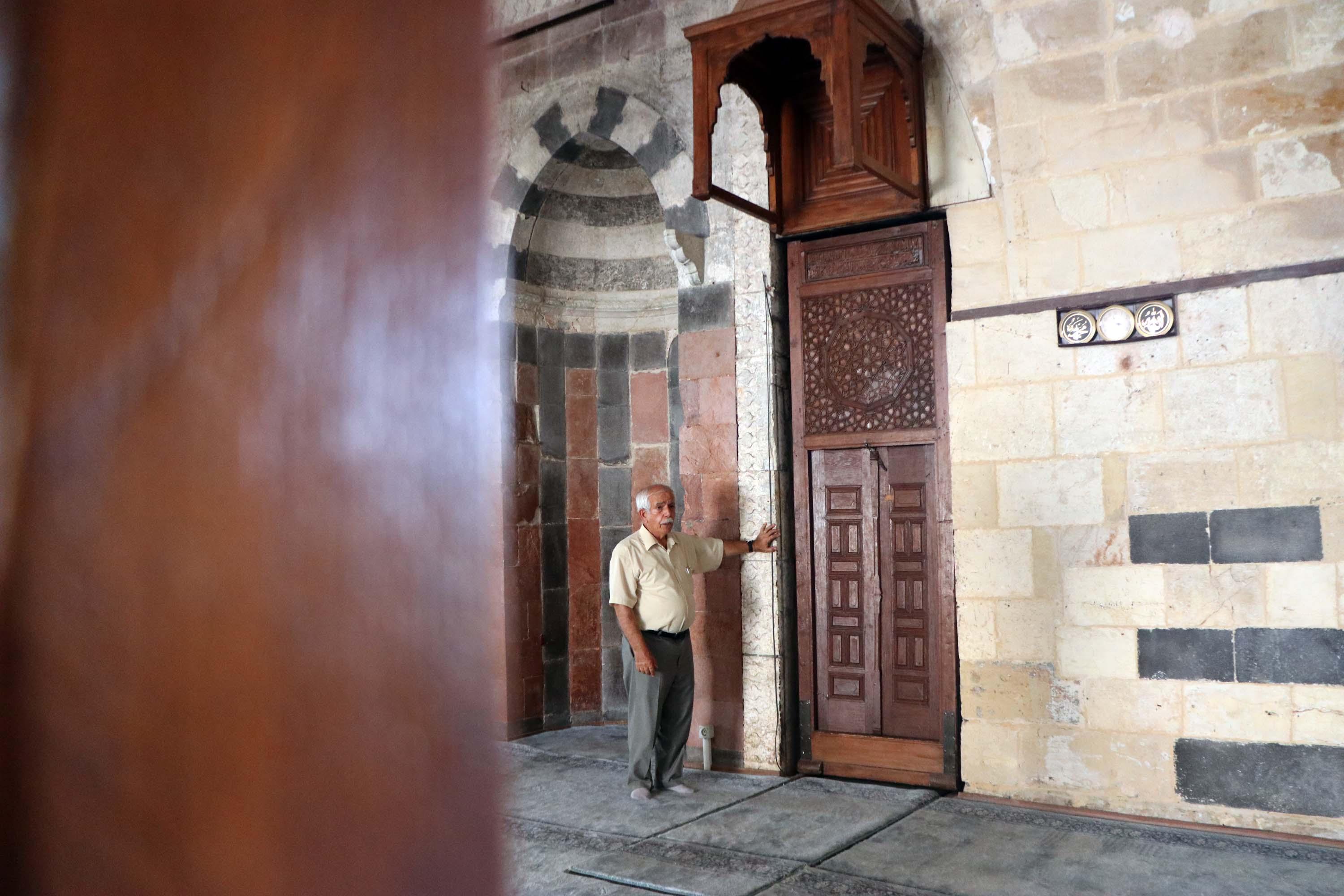 7 asırlık caminin minberi raylı