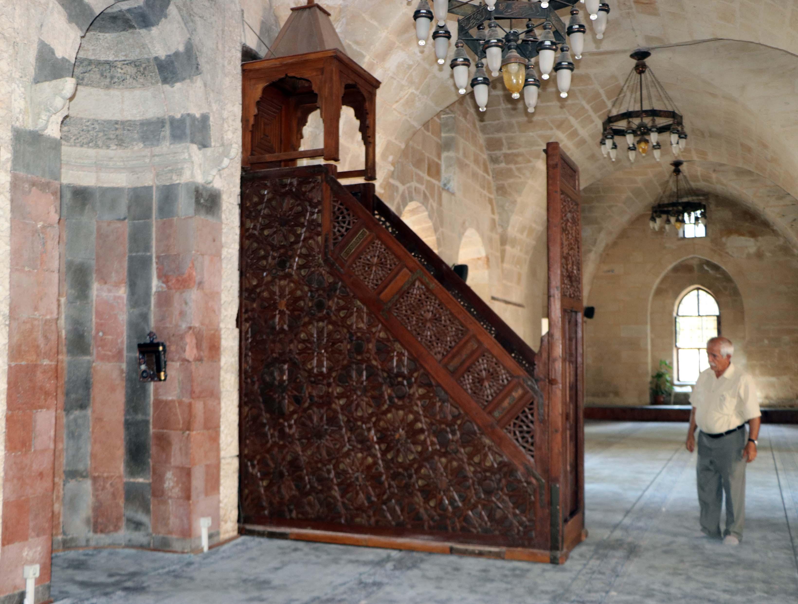 7 asırlık caminin minberi raylı