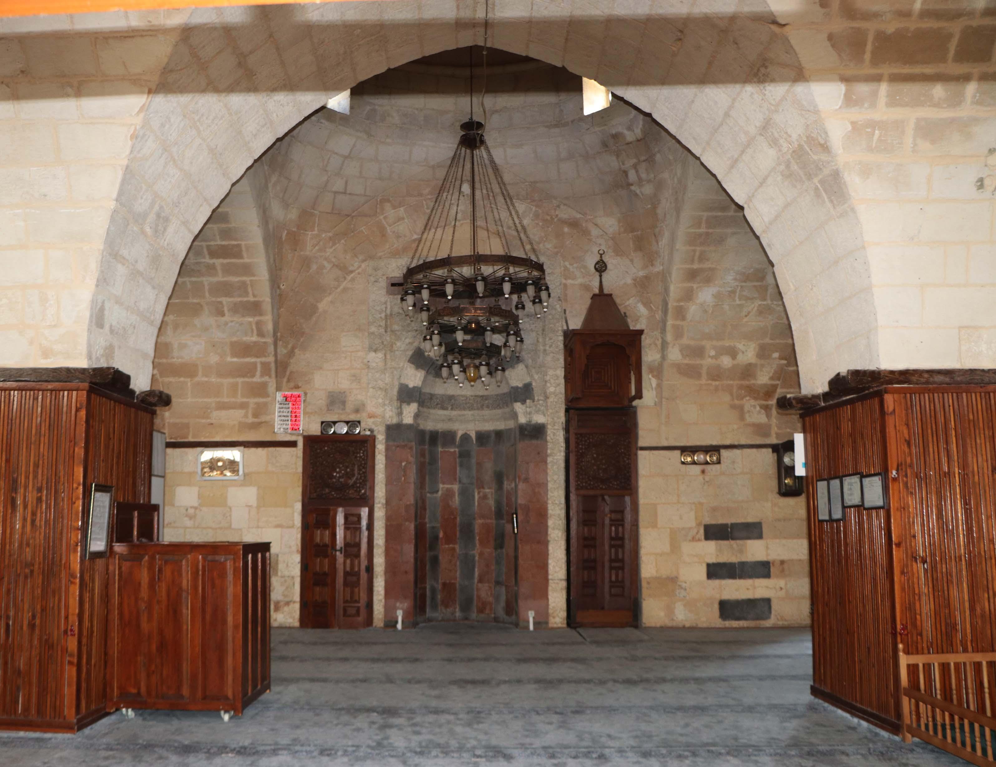 7 asırlık caminin minberi raylı