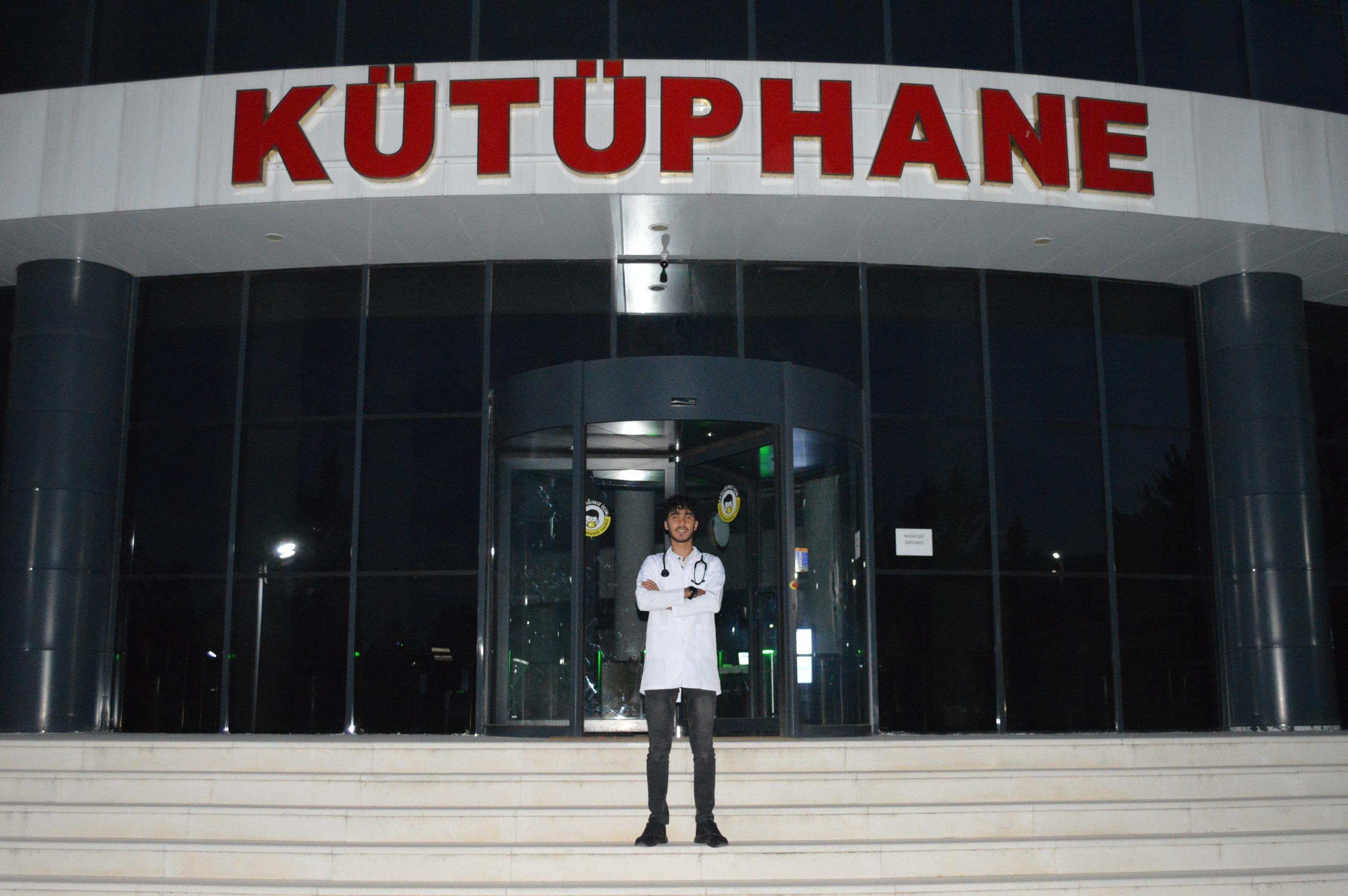 İnşaatında işçi olarak çalıştığı kütüphanede şimdi ders çalışıyor