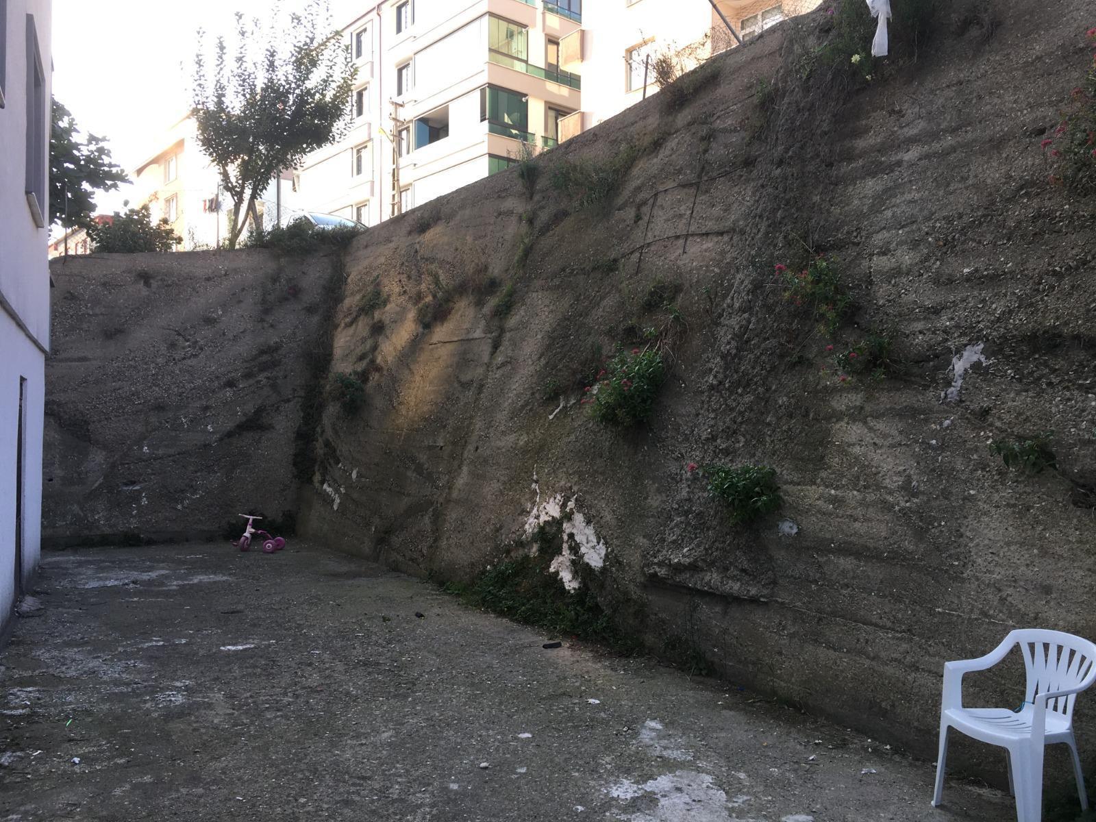 İçinde çocuk olan bebek arabasının yokuştan kayıp, 3 metreden düştüğü anlar kamerada