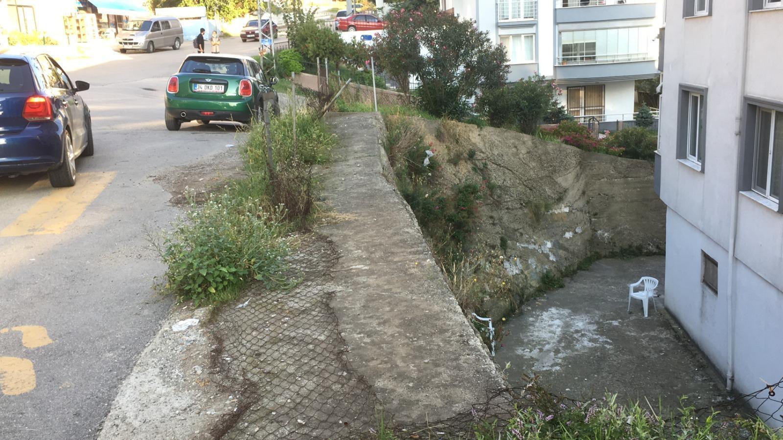 İçinde çocuk olan bebek arabasının yokuştan kayıp, 3 metreden düştüğü anlar kamerada