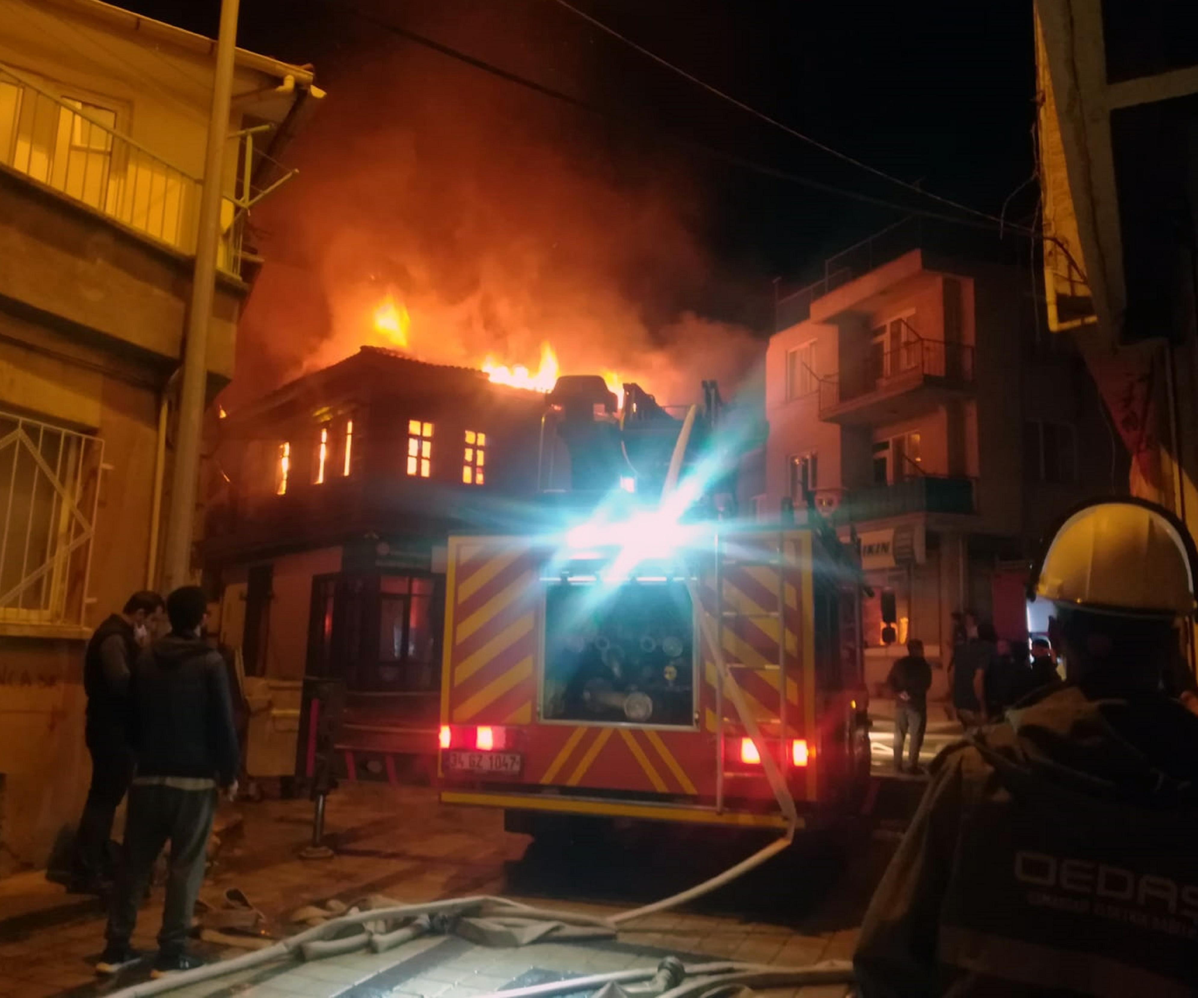 Afyonkarahisarda tarihi konak alev alev yandı