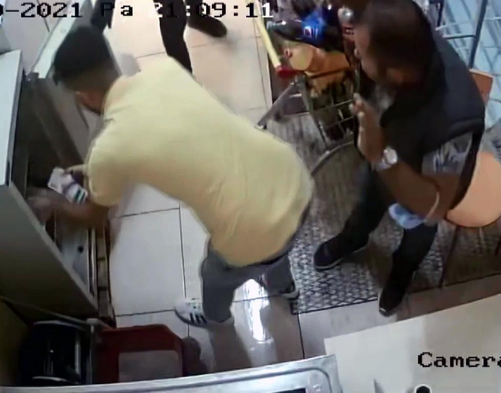 Kuzeninin çalıştığı marketi soydu, aksayarak yürüyüşünden tespit edilip yakalandı