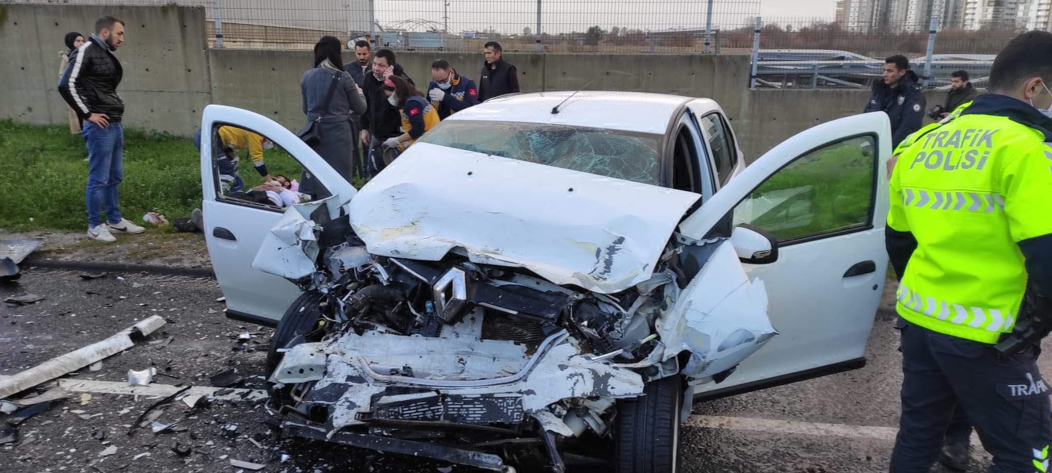 Otomobil, aynı yöne giden yolcu midibüsüne çarptı: 5 yaralı