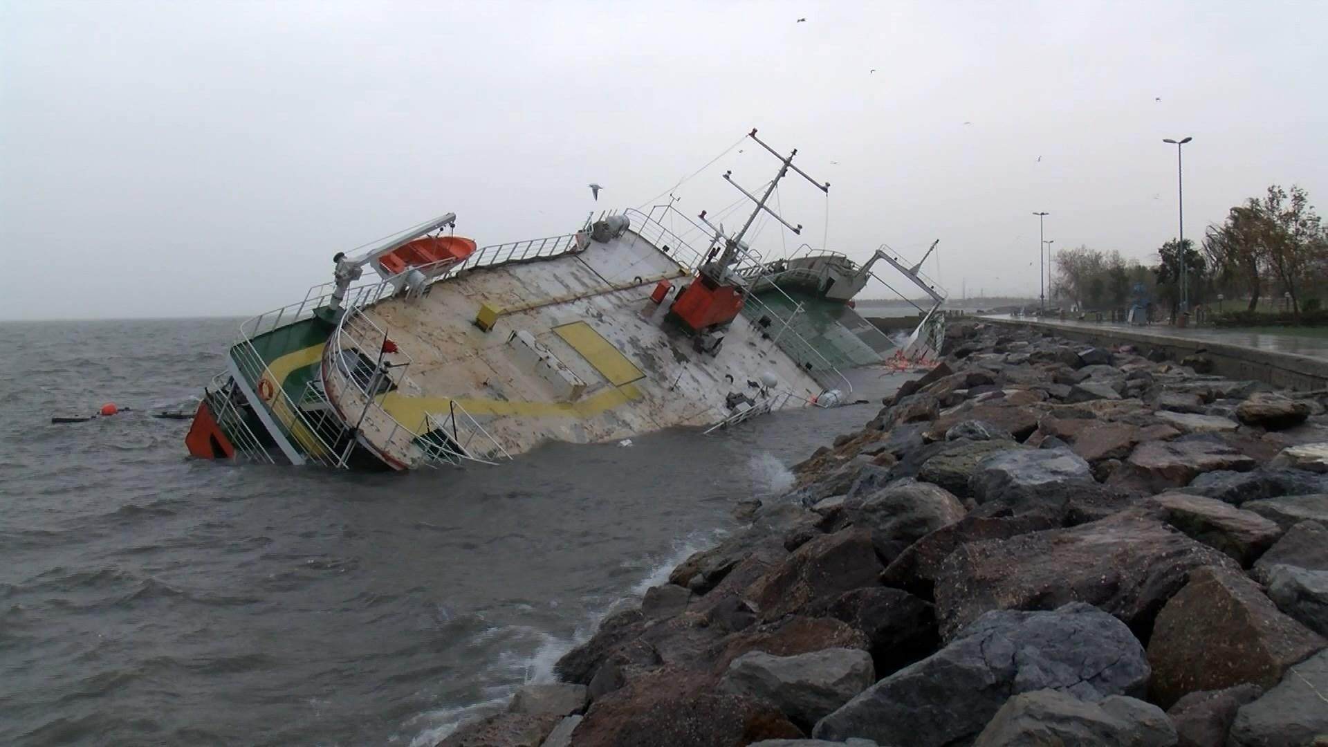 The ship that washed ashore due to the storm sank on the Maltepe coast