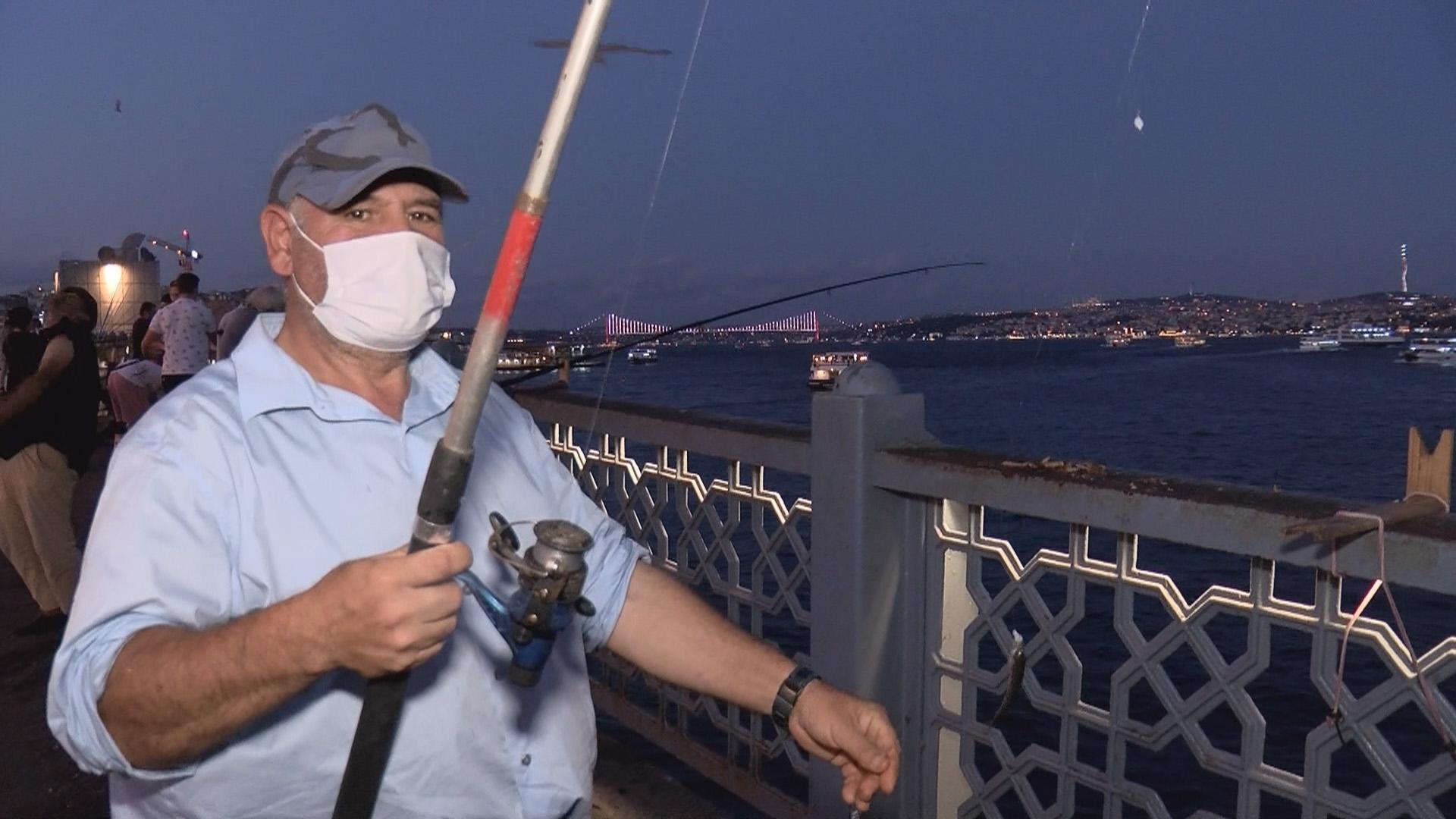 Galata Köprüsünde balık bereketi