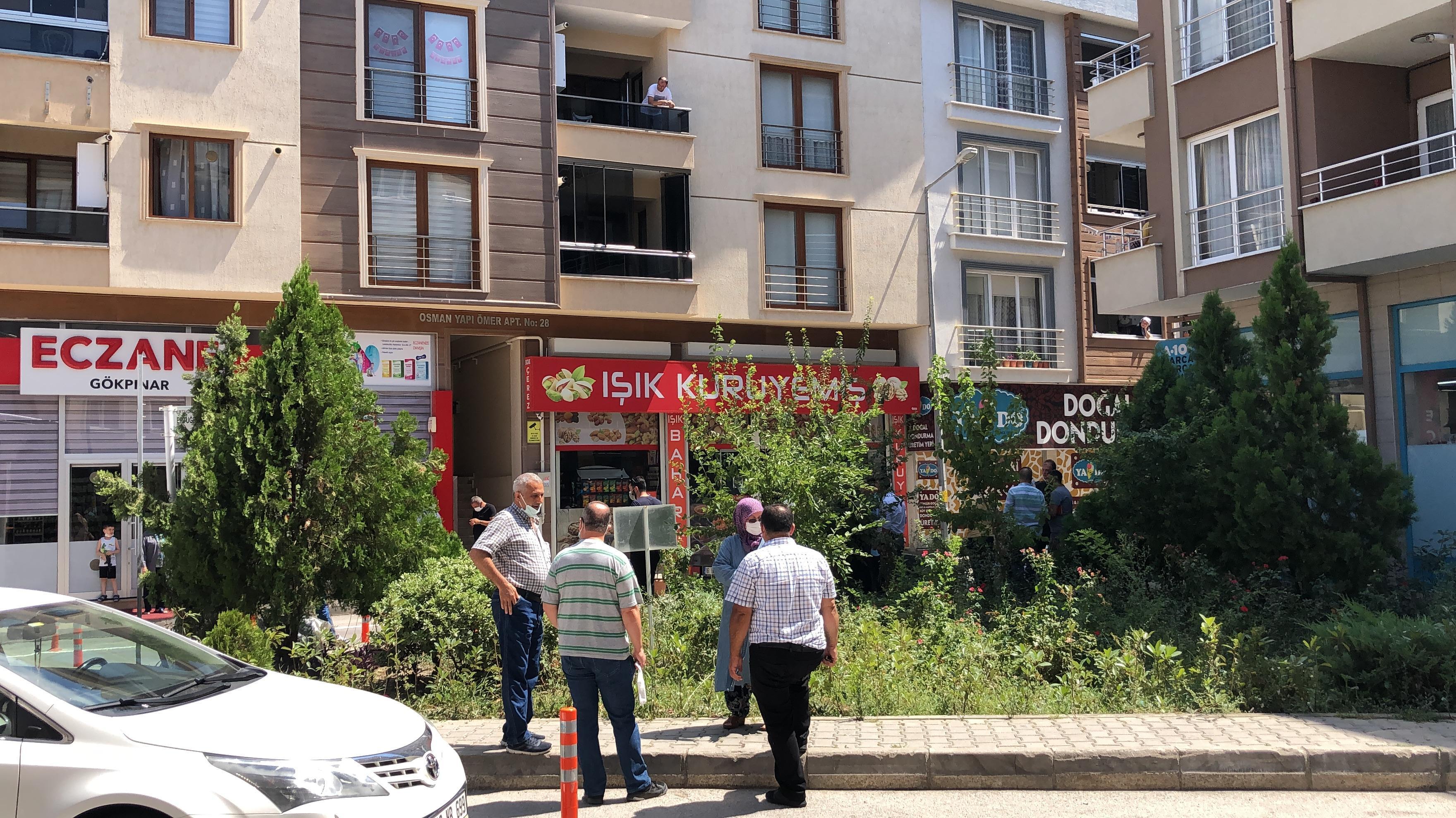 Eşini ve kızını av tüfeğiyle öldürüp intihar etti