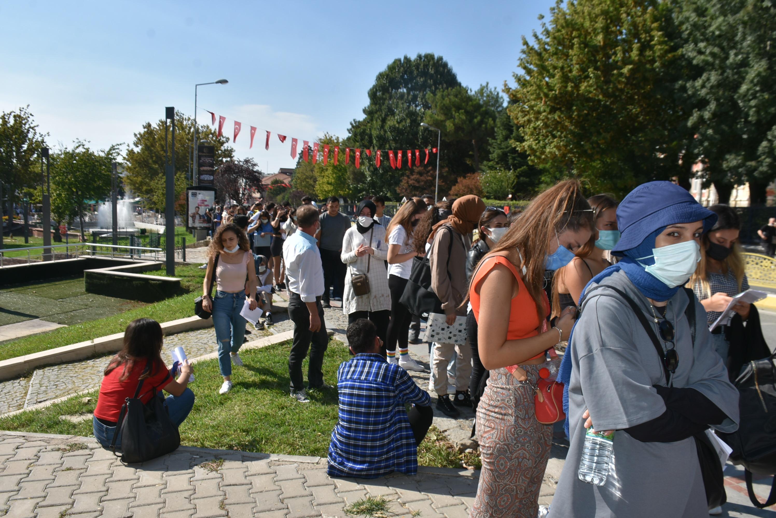 Edirnede üniversitelilerin belediye önünde Kent Kart kuyruğu