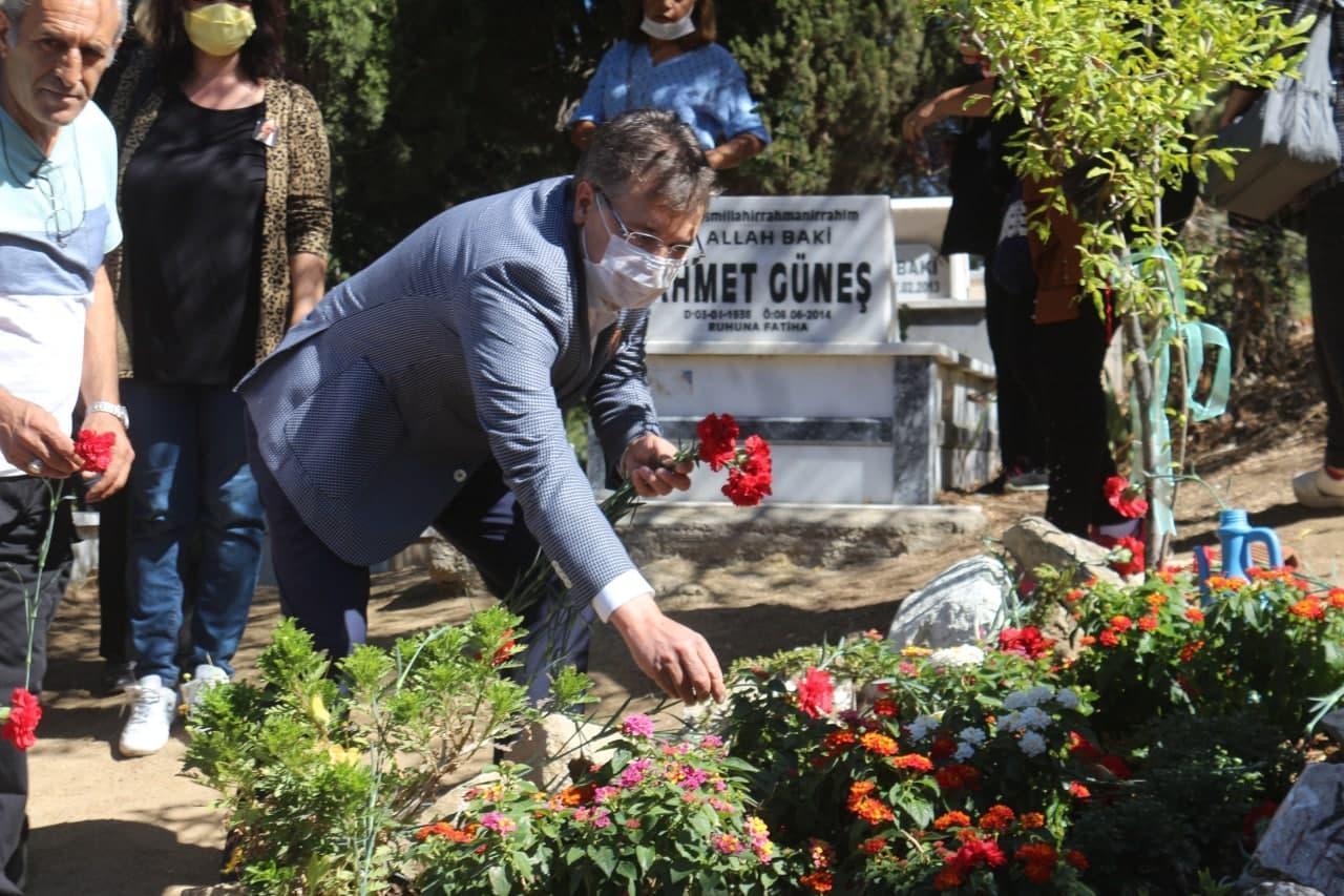 Tuncel Kurtiz, Edremit’te mezarı başında anıldı