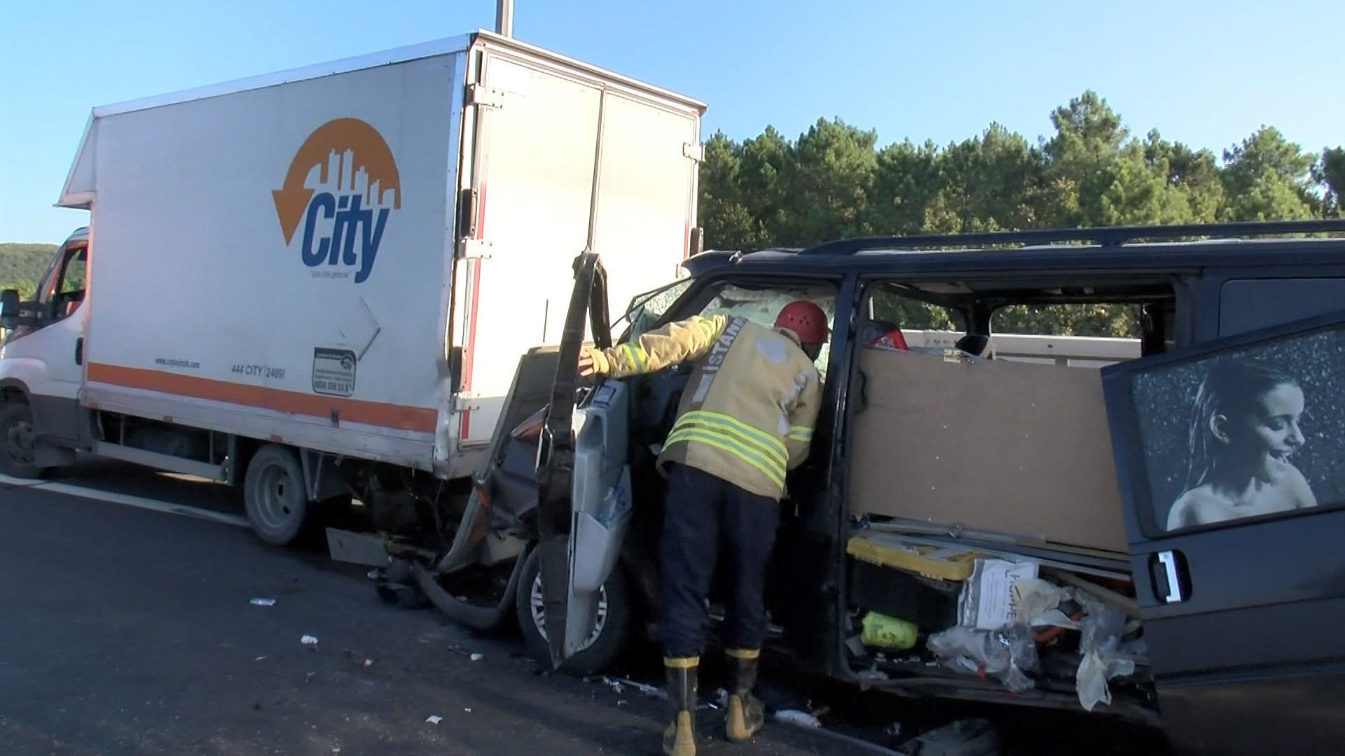 Kuzey Marmara Otoyolunda makas atan minibüs kamyonete çarptı: 2 yaralı