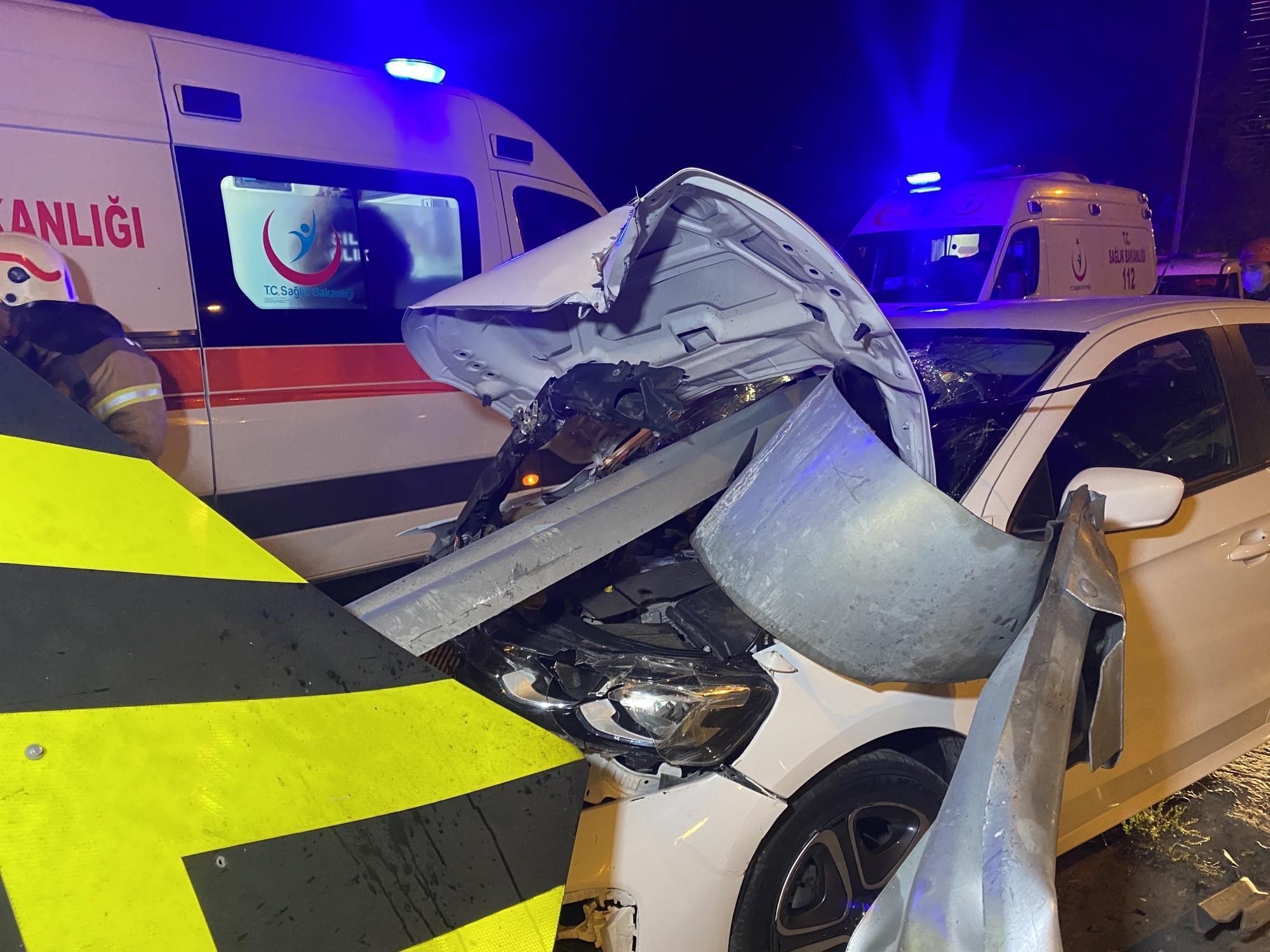 Ataşehir TEM Otoyolunda bariyer otomobile ok gibi saplandı; 2 yaralı
