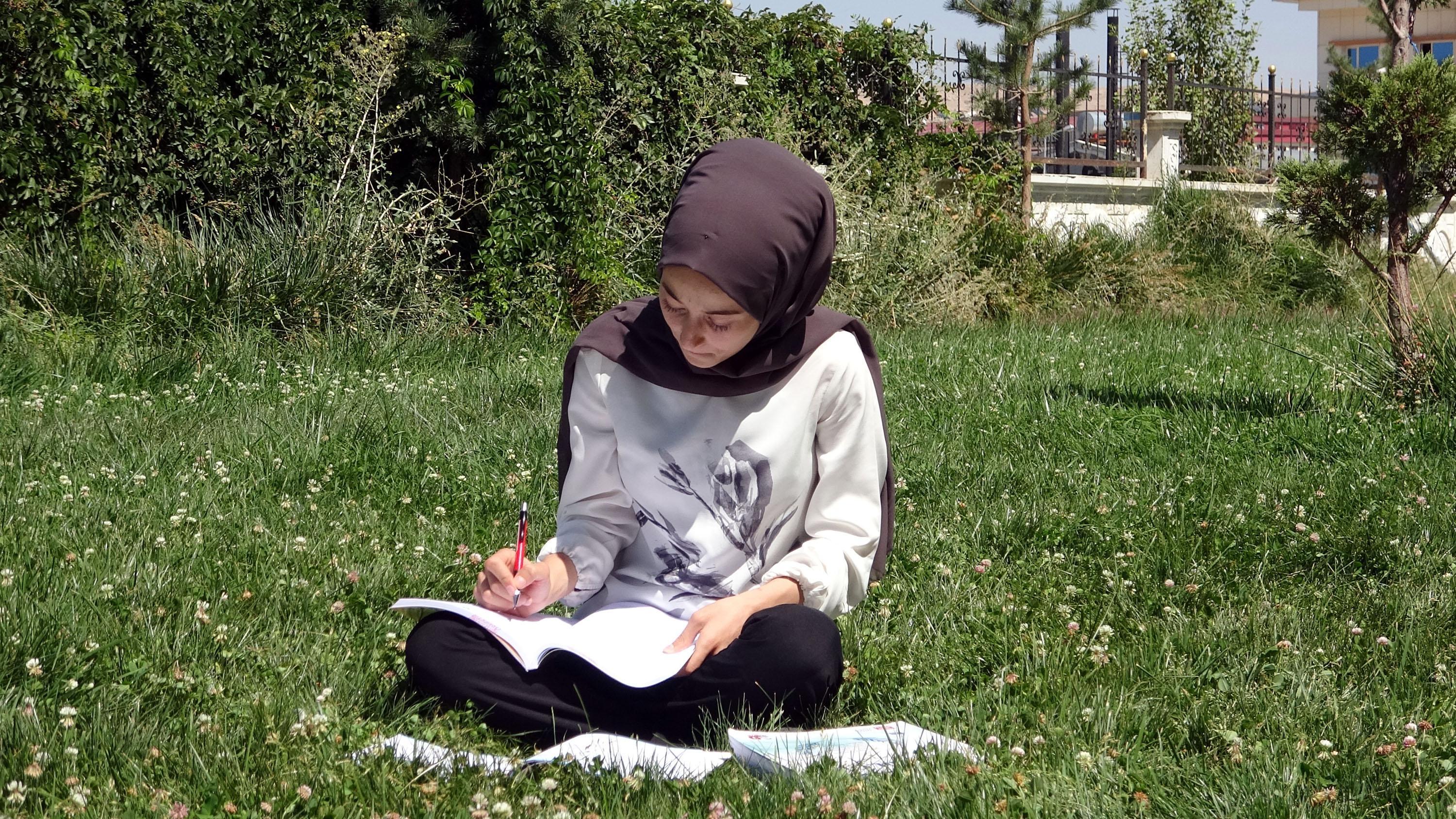 9 yıl dışarıdan okuyan Sema eczacılık fakültesini kazandı