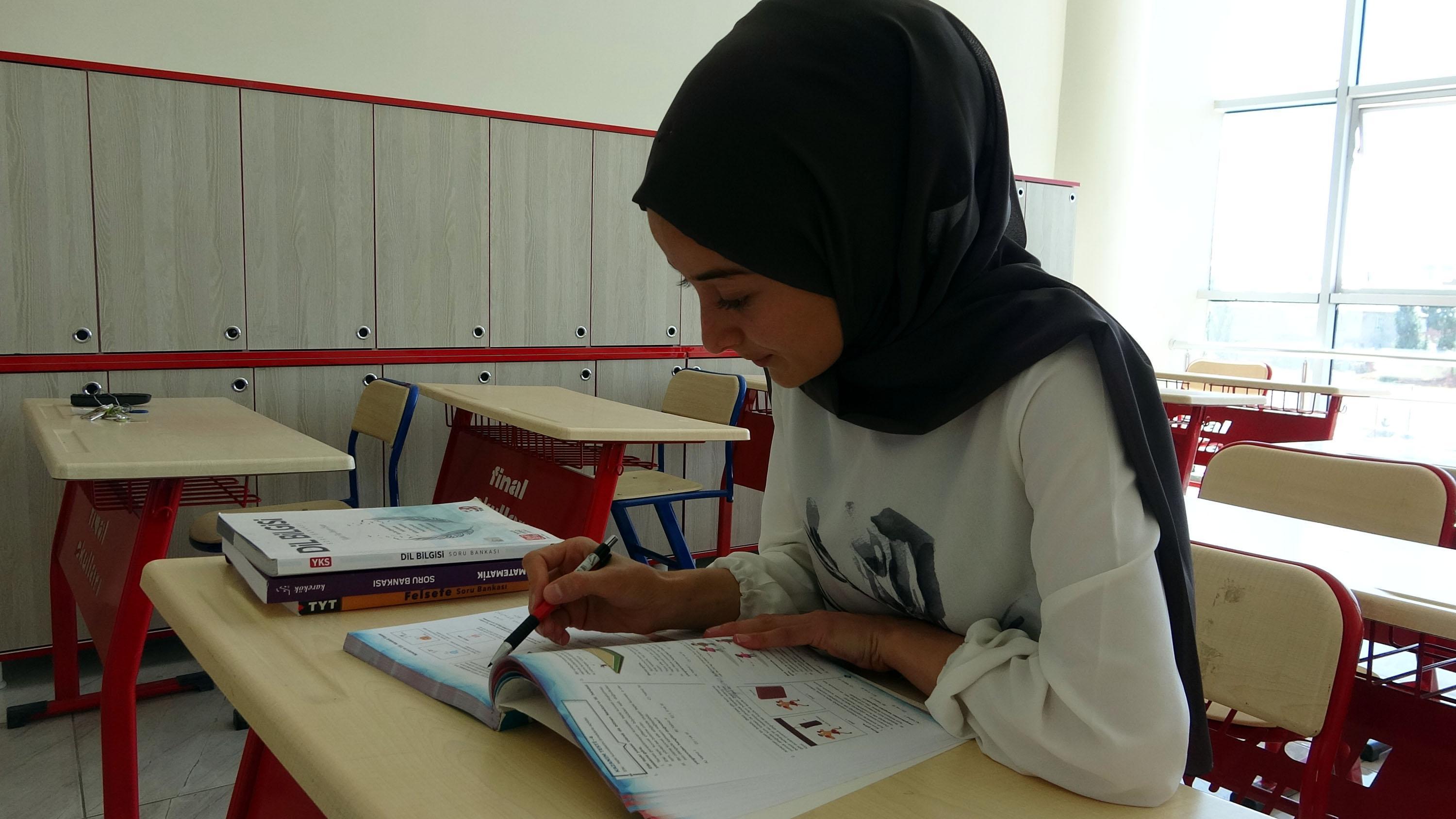 9 yıl dışarıdan okuyan Sema eczacılık fakültesini kazandı