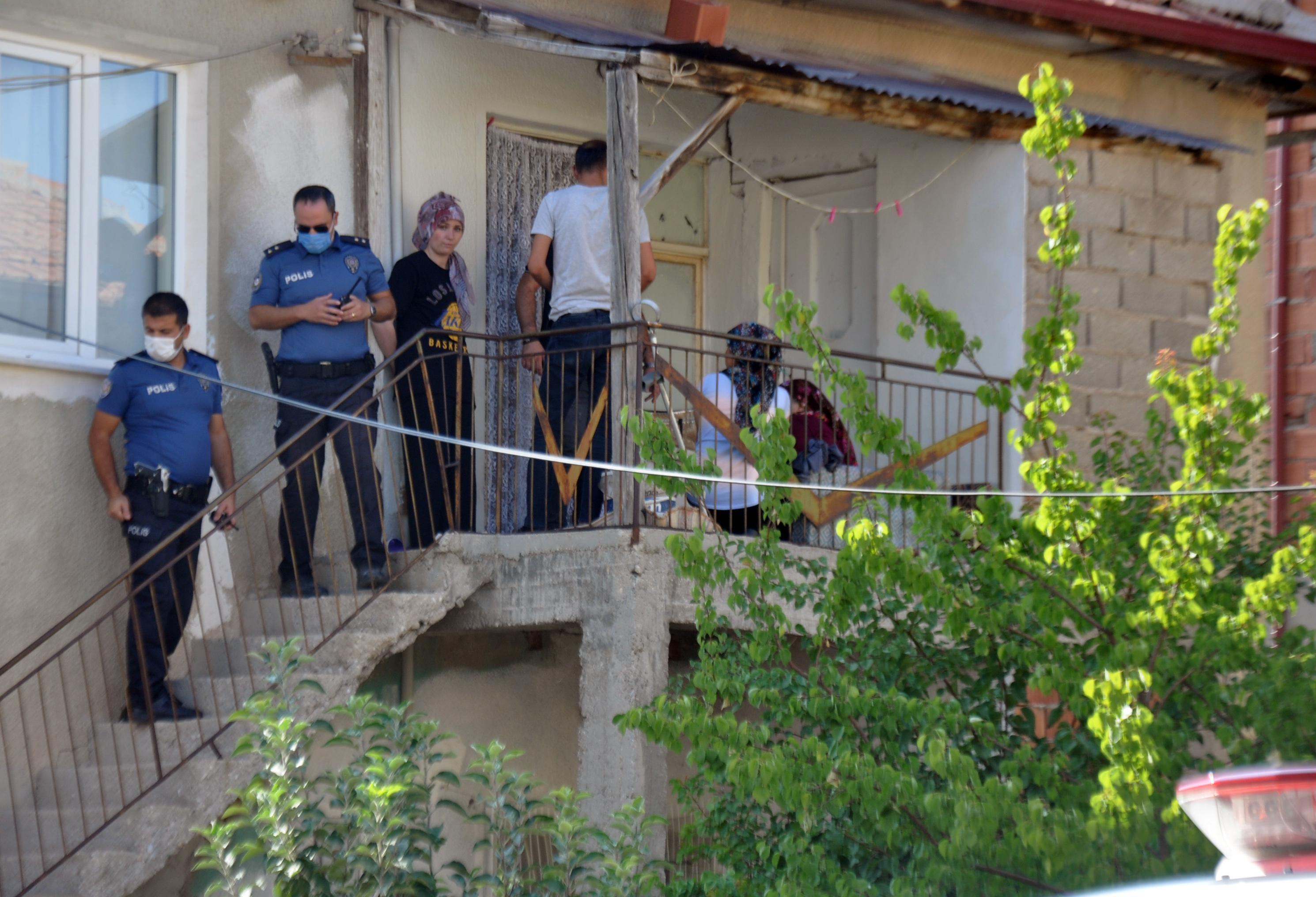 Sokakta çatışma çıktı, balkonda uyuyan kadın yaralandı