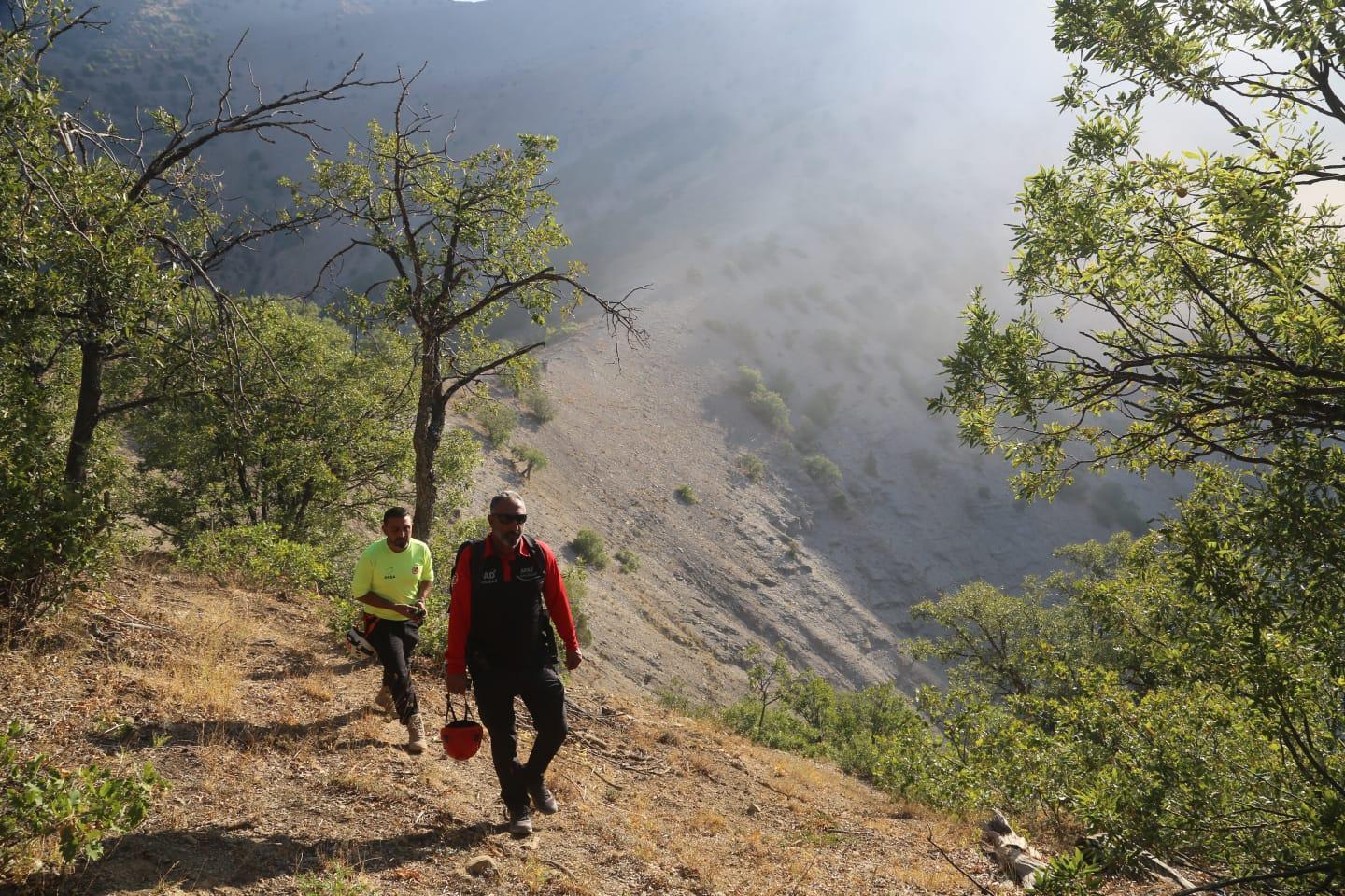 Tuncelideki yangında tulumbalı ekipler soğutma çalışmalarında
