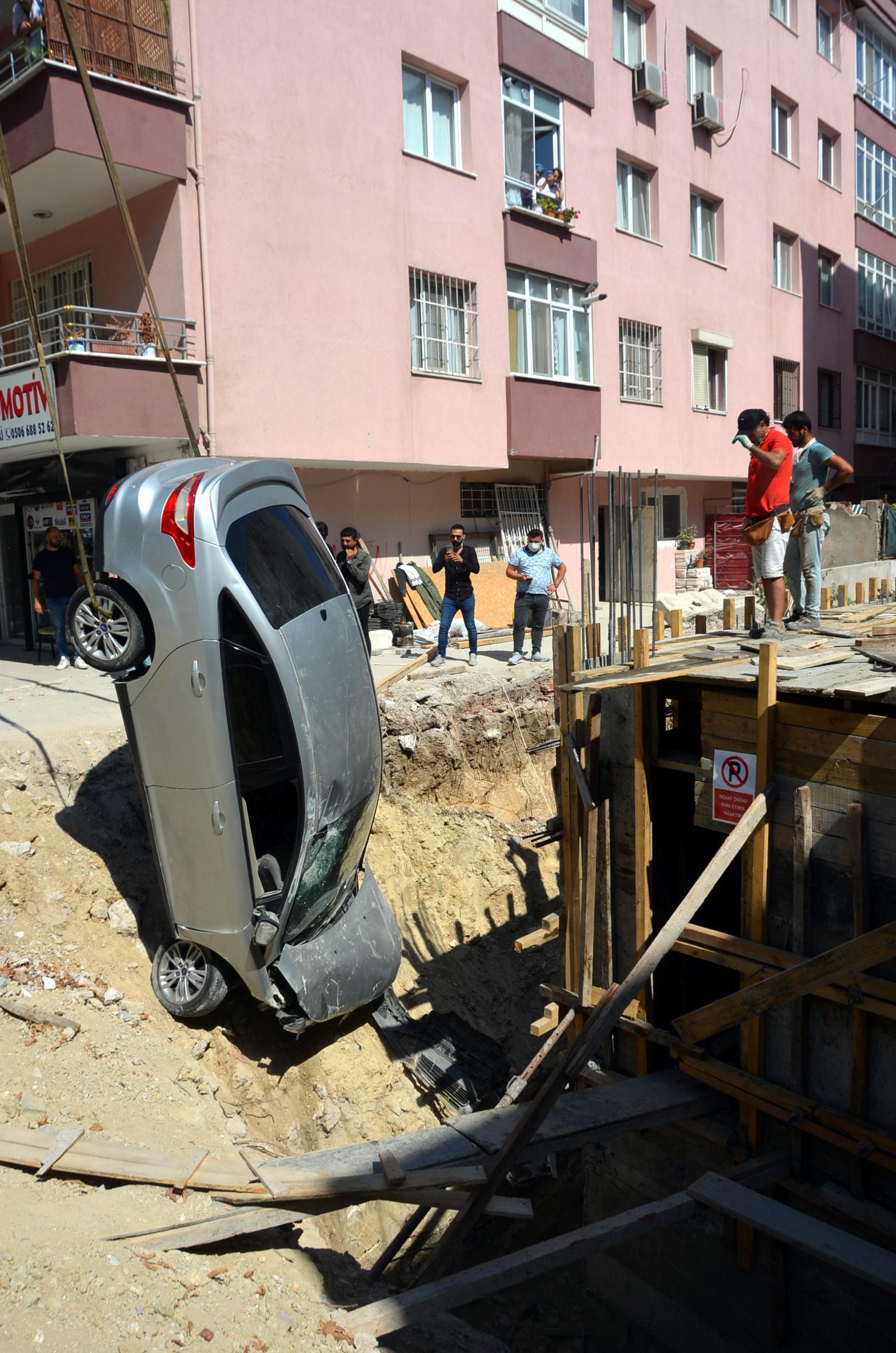 Avcılarda otomobil, 6 metrelik inşaat çukuruna uçtu