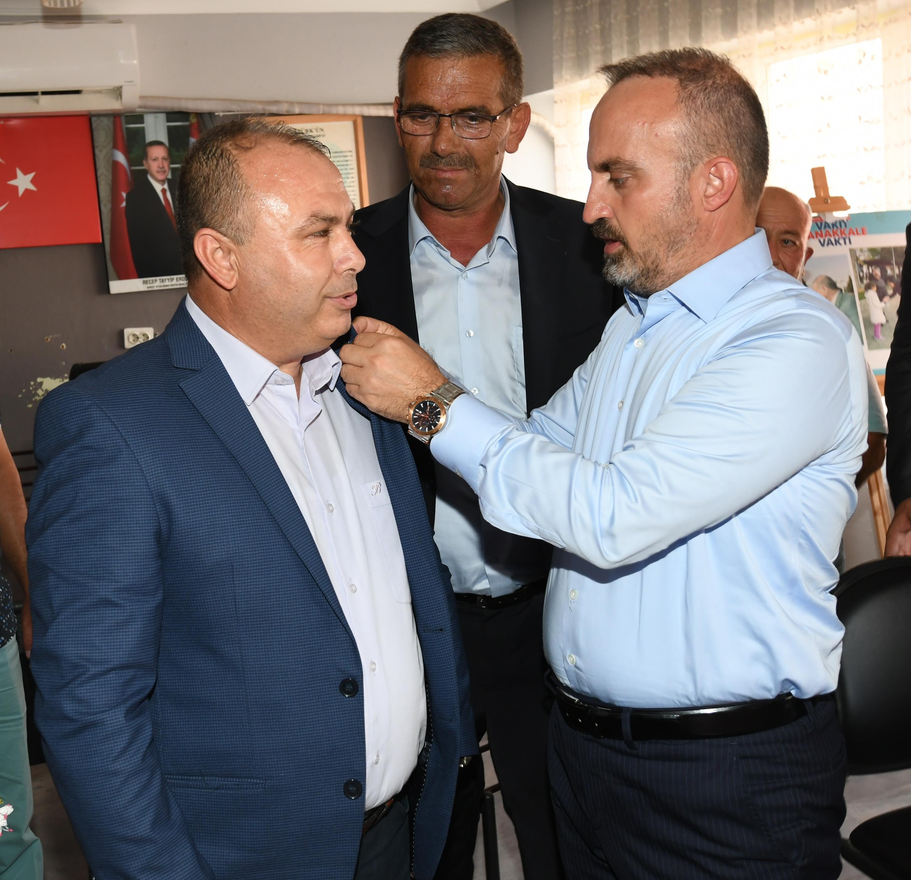 CHPden AK Partiye geçen üyelere rozetlerini AK Parti’li Turan taktı